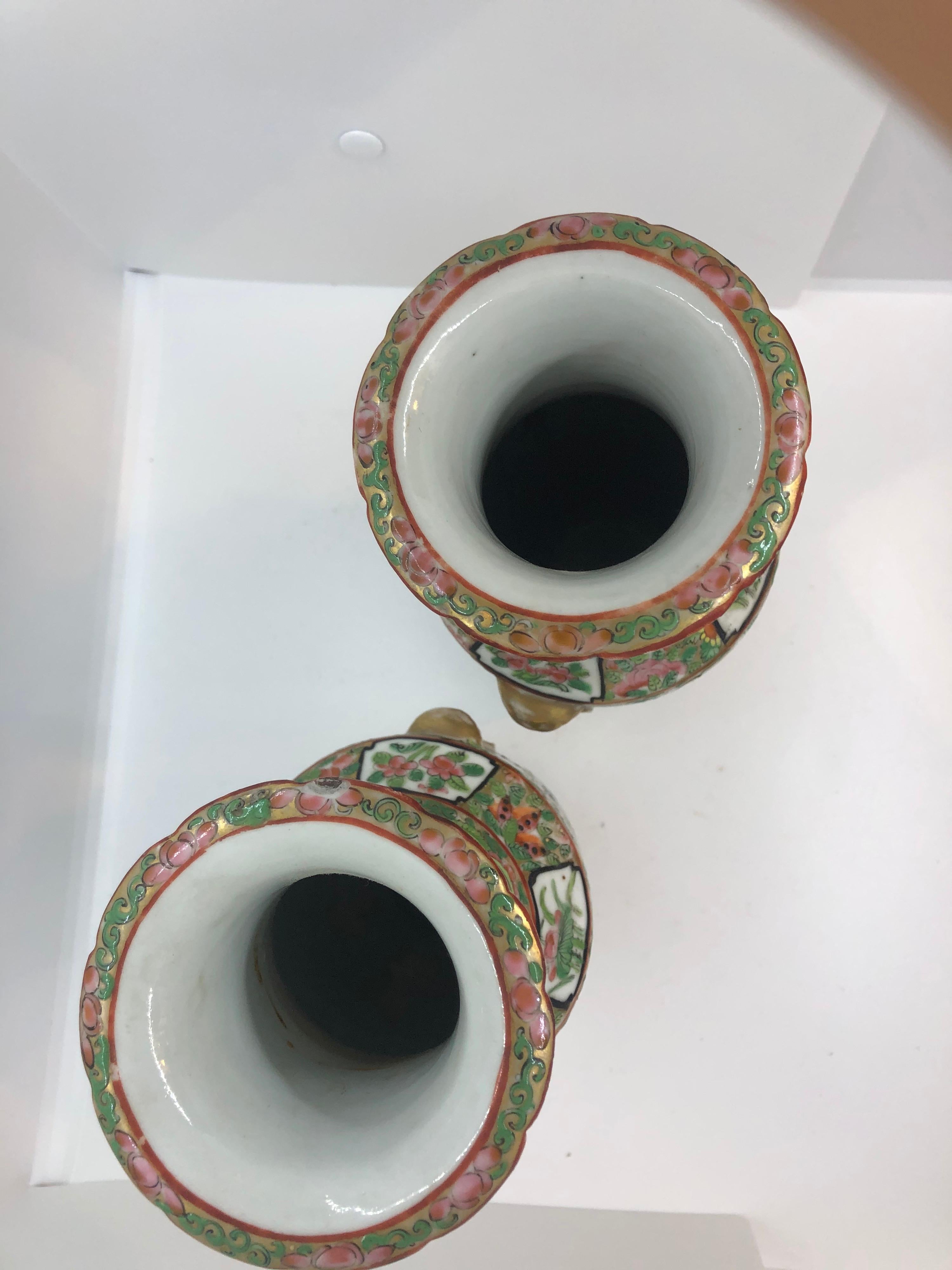 Pair of small  Famille Rose Vase  In Good Condition For Sale In Natchez, MS