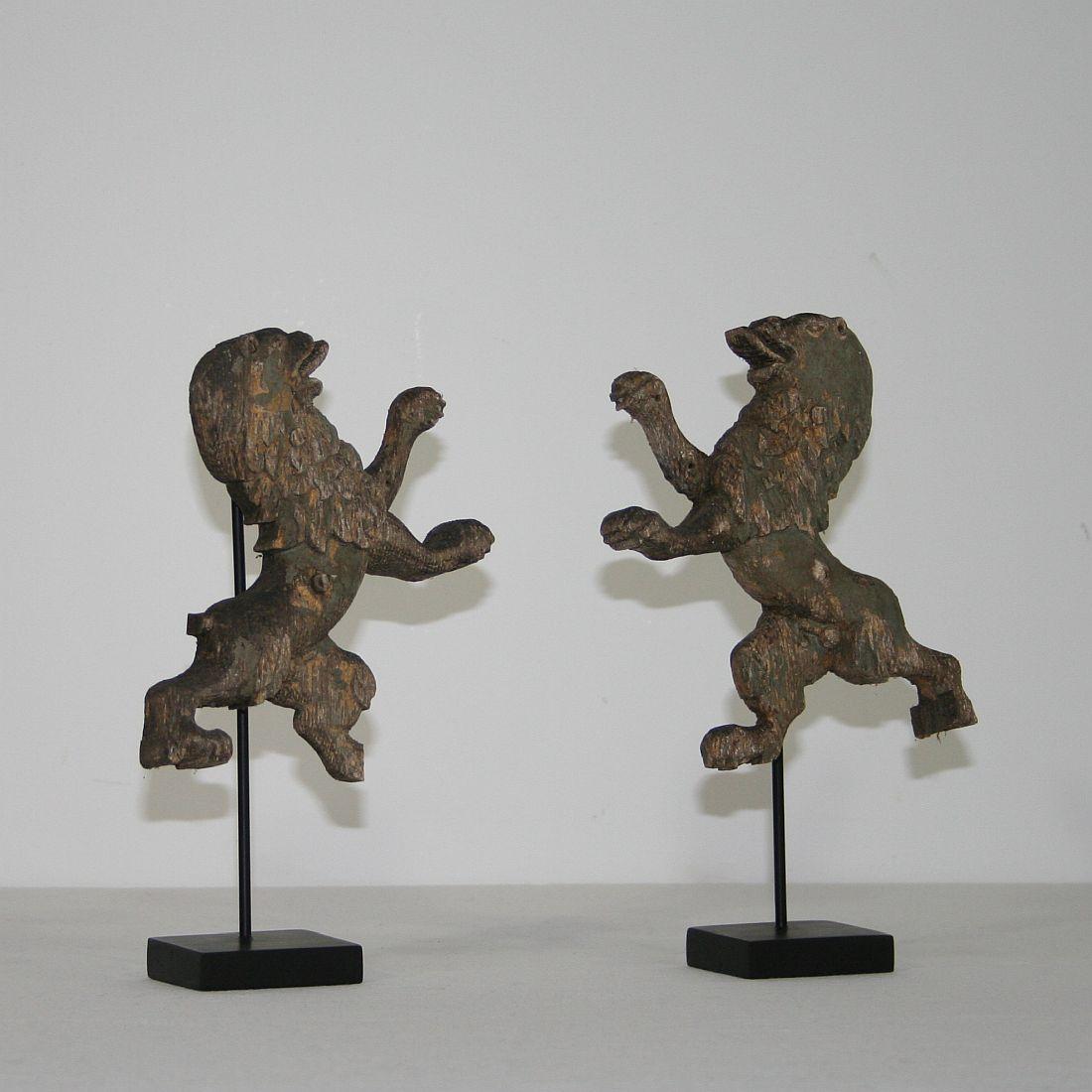 Hand-Carved Pair of Small English 18th Century Lion Fragments