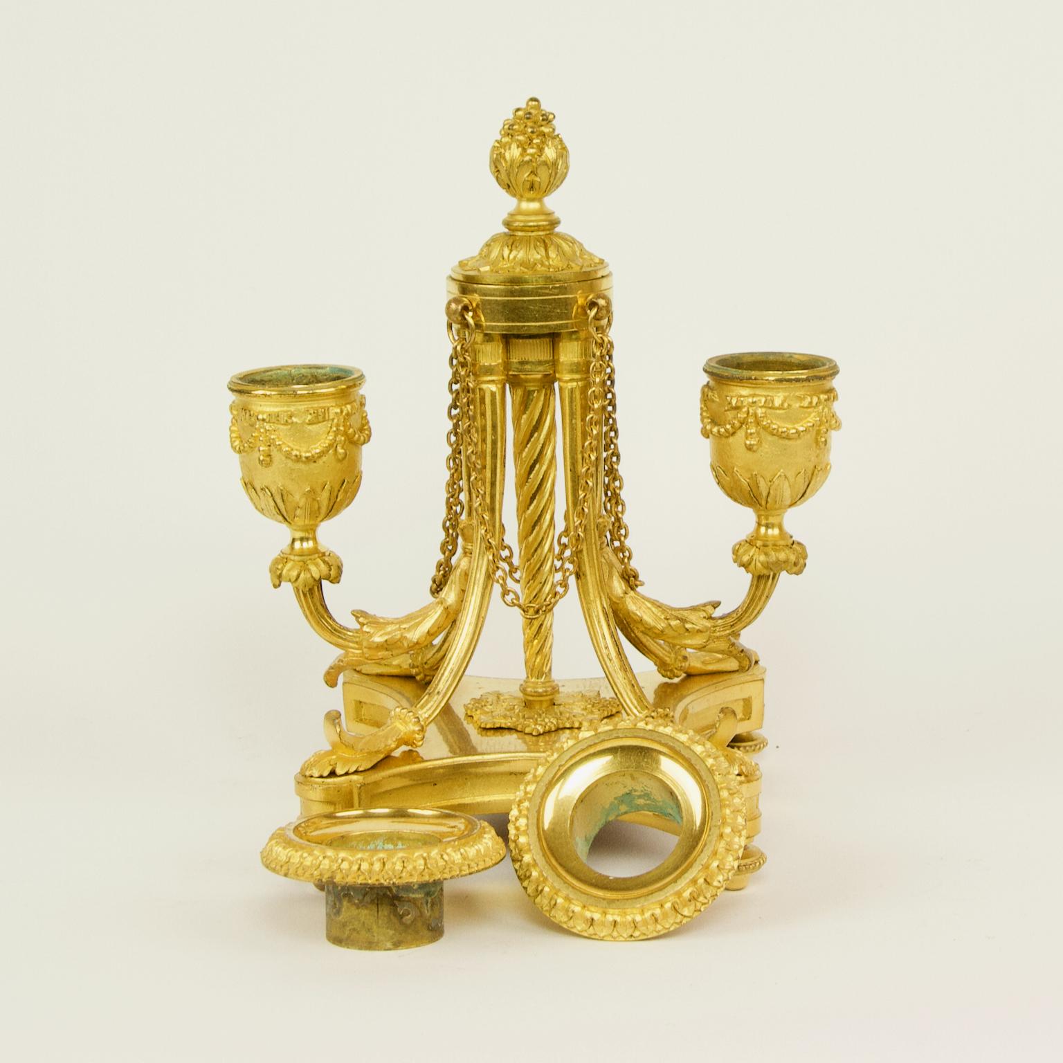 Zwei kleine französische Louis-XVI-Kandelaber aus vergoldeter Bronze mit zwei Leuchten aus dem 19. Jahrhundert im Angebot 3