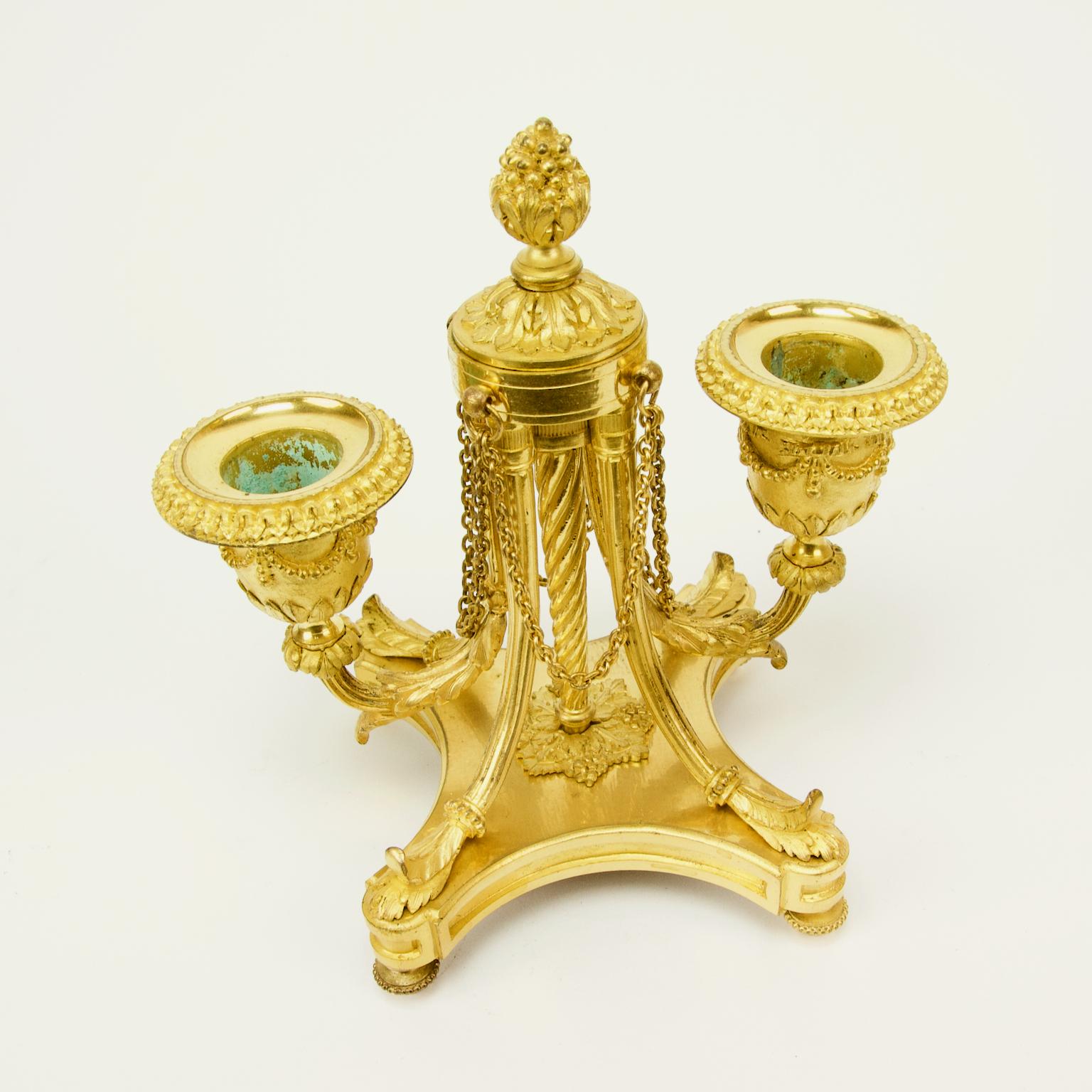 Zwei kleine französische Louis-XVI-Kandelaber aus vergoldeter Bronze mit zwei Leuchten aus dem 19. Jahrhundert im Angebot 4