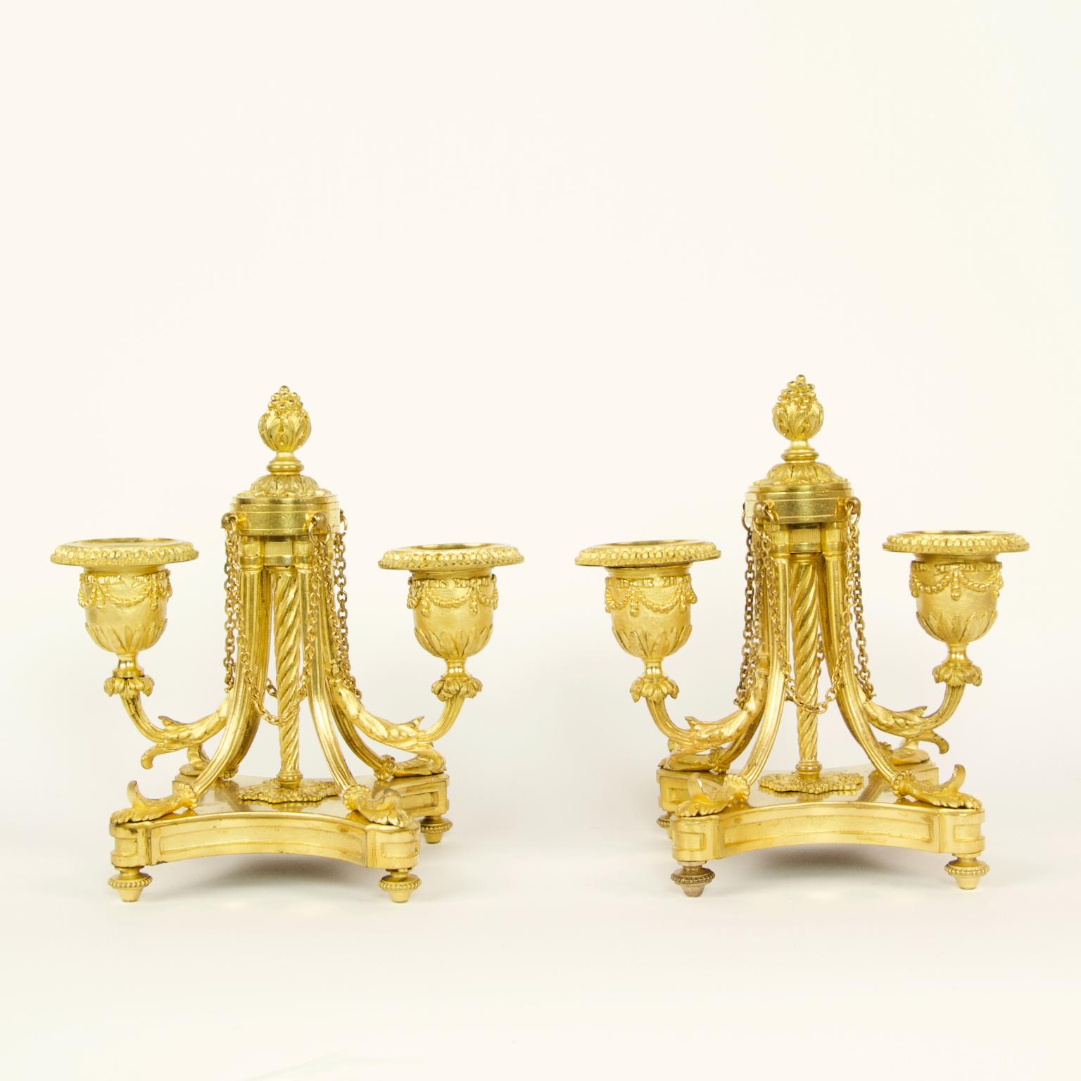 Zwei kleine französische Louis-XVI-Kandelaber aus vergoldeter Bronze mit zwei Leuchten aus dem 19. Jahrhundert im Angebot 5
