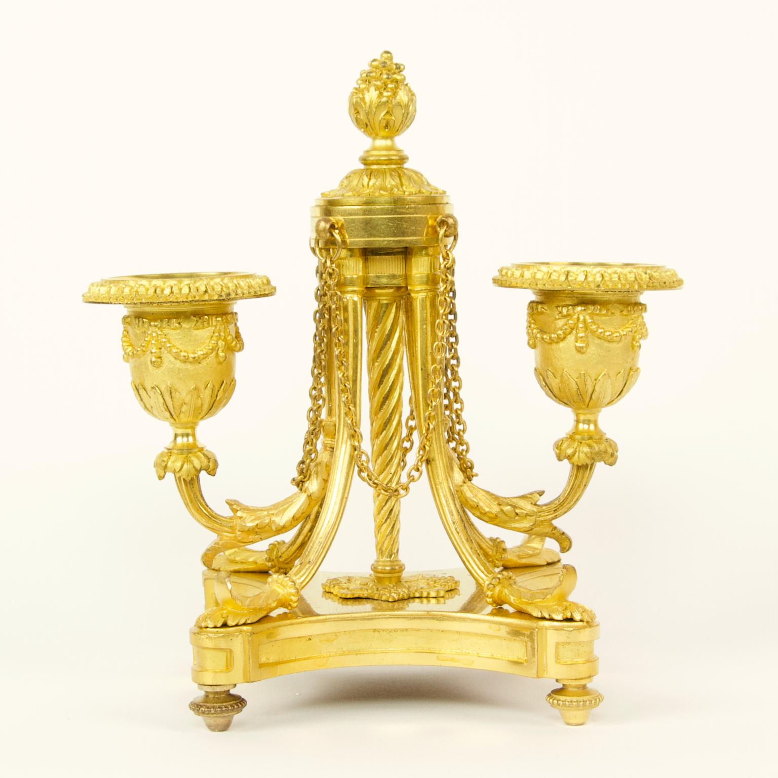 Zwei kleine französische Louis-XVI-Kandelaber aus vergoldeter Bronze mit zwei Leuchten aus dem 19. Jahrhundert (Französisch) im Angebot
