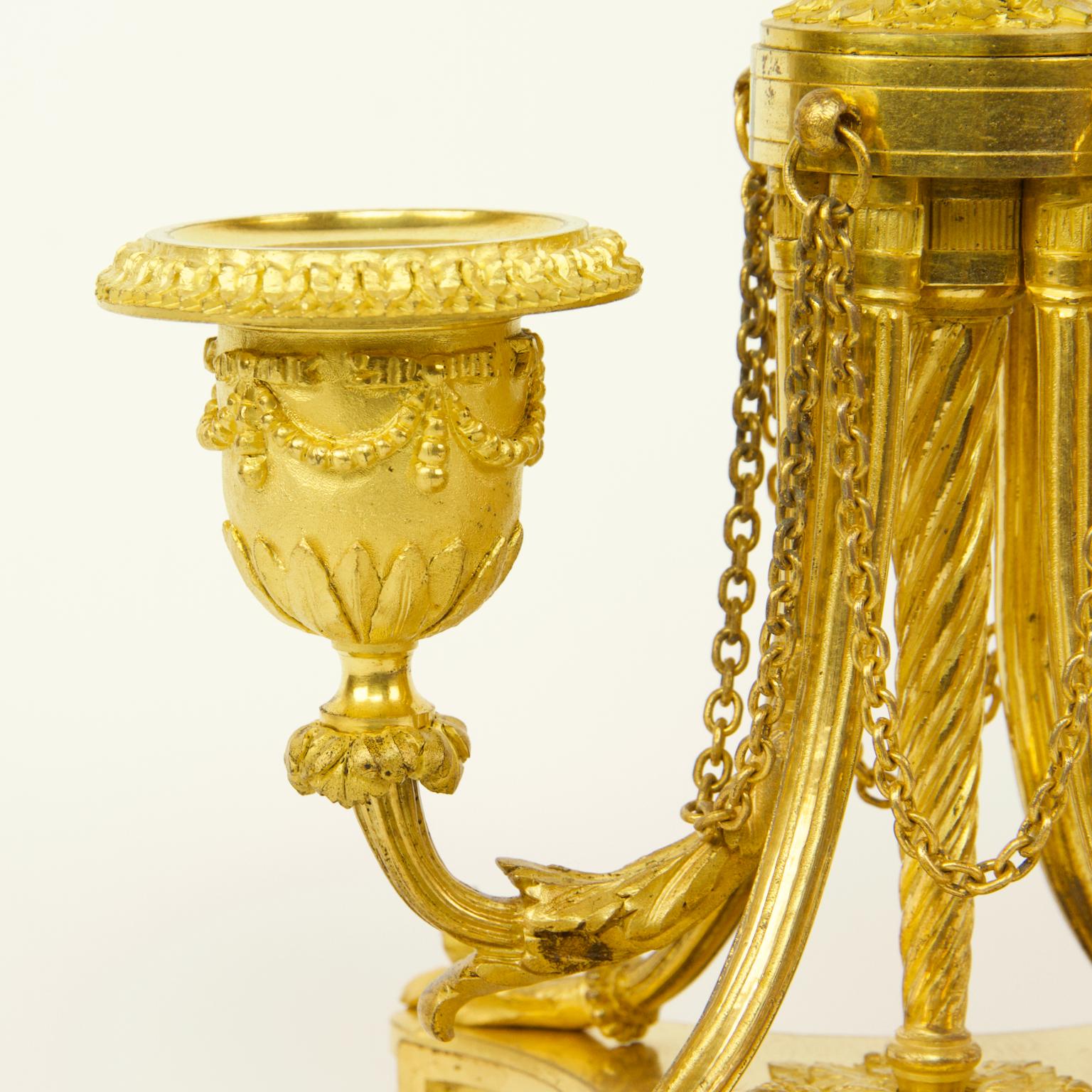 Zwei kleine französische Louis-XVI-Kandelaber aus vergoldeter Bronze mit zwei Leuchten aus dem 19. Jahrhundert (Vergoldet) im Angebot
