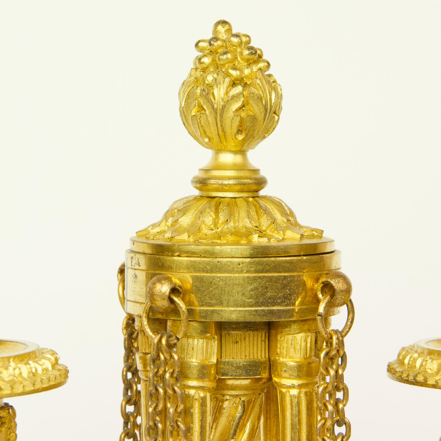 Zwei kleine französische Louis-XVI-Kandelaber aus vergoldeter Bronze mit zwei Leuchten aus dem 19. Jahrhundert im Zustand „Gut“ im Angebot in Berlin, DE