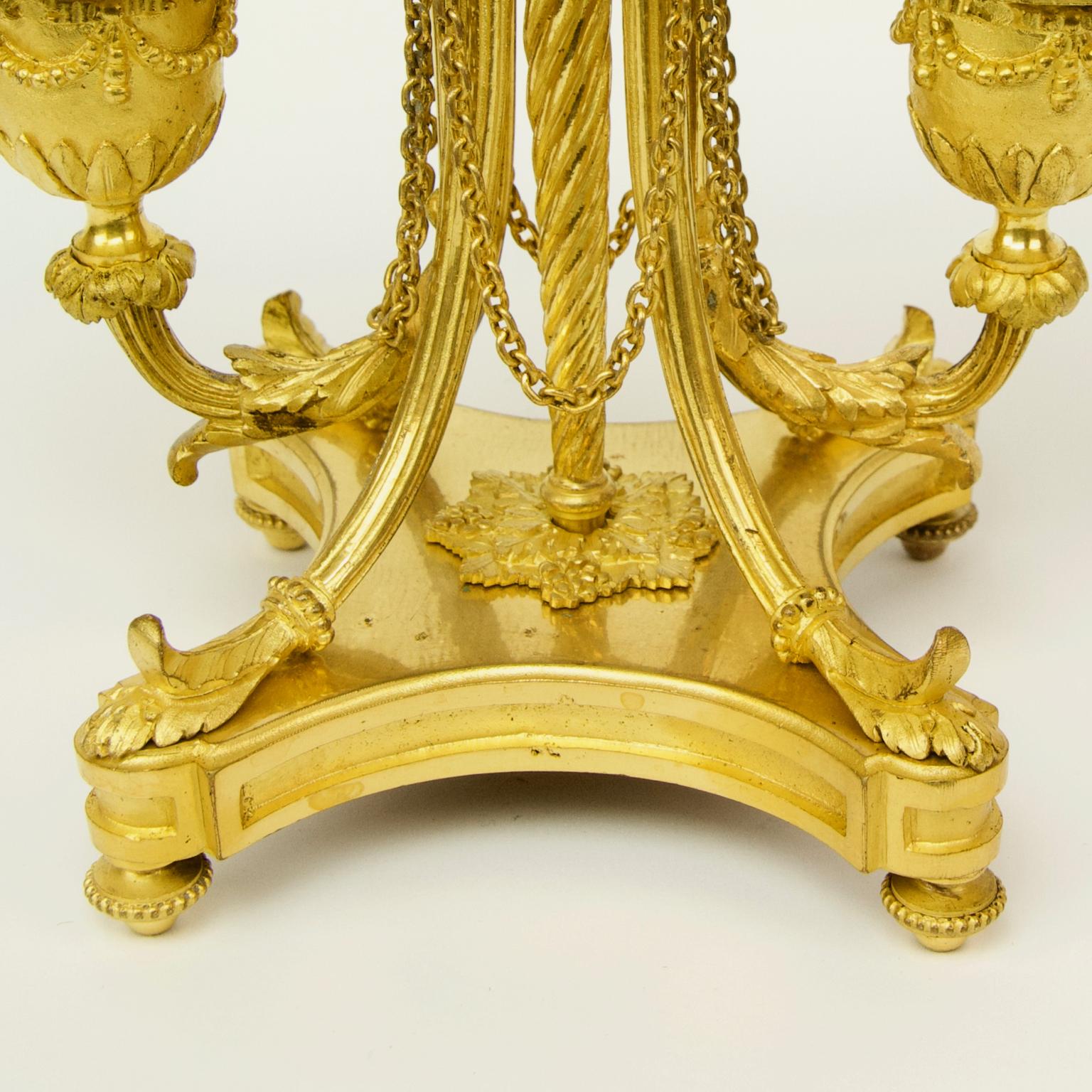 Zwei kleine französische Louis-XVI-Kandelaber aus vergoldeter Bronze mit zwei Leuchten aus dem 19. Jahrhundert im Angebot 1
