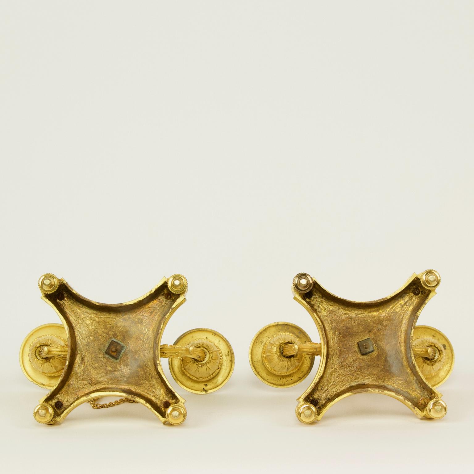 Zwei kleine französische Louis-XVI-Kandelaber aus vergoldeter Bronze mit zwei Leuchten aus dem 19. Jahrhundert im Angebot 2