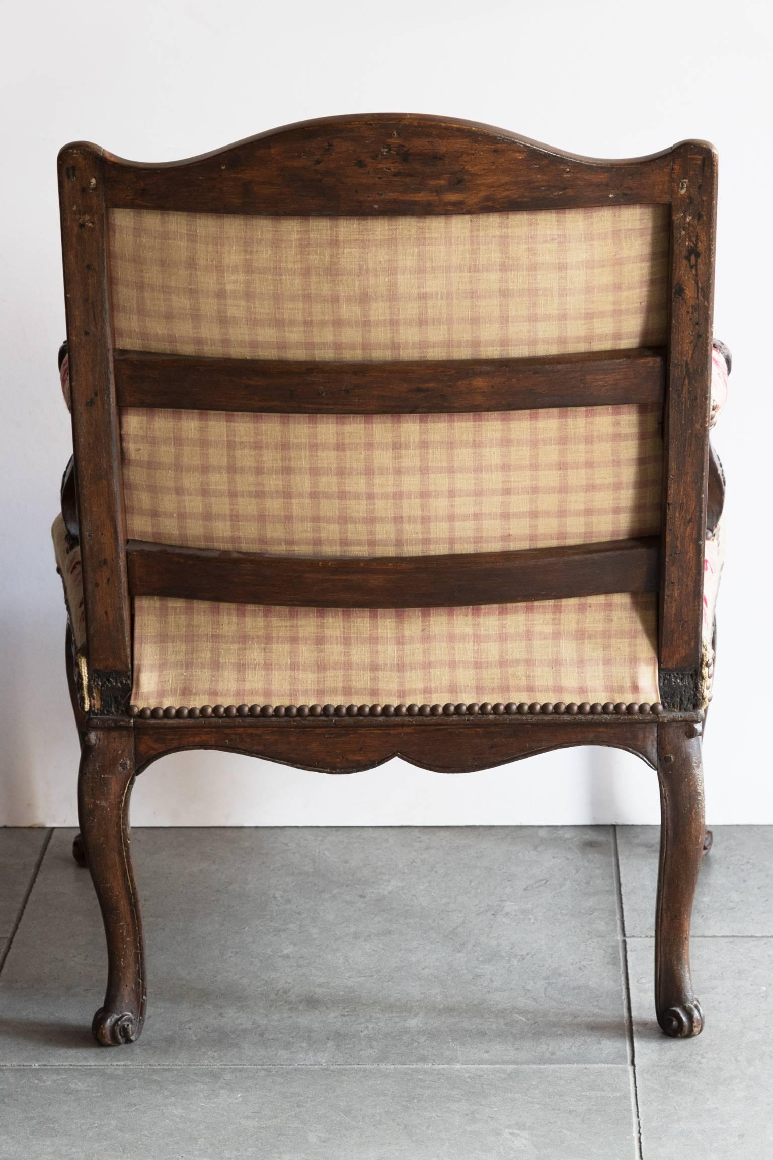 Mid-18th Century Pair of Small French Early 18th Century Louis XV Open Armchairs For Sale