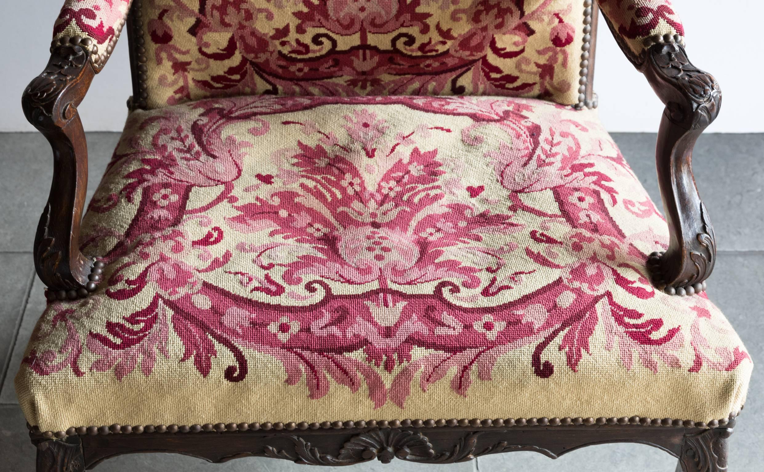 Pair of Small French Early 18th Century Louis XV Open Armchairs For Sale 1