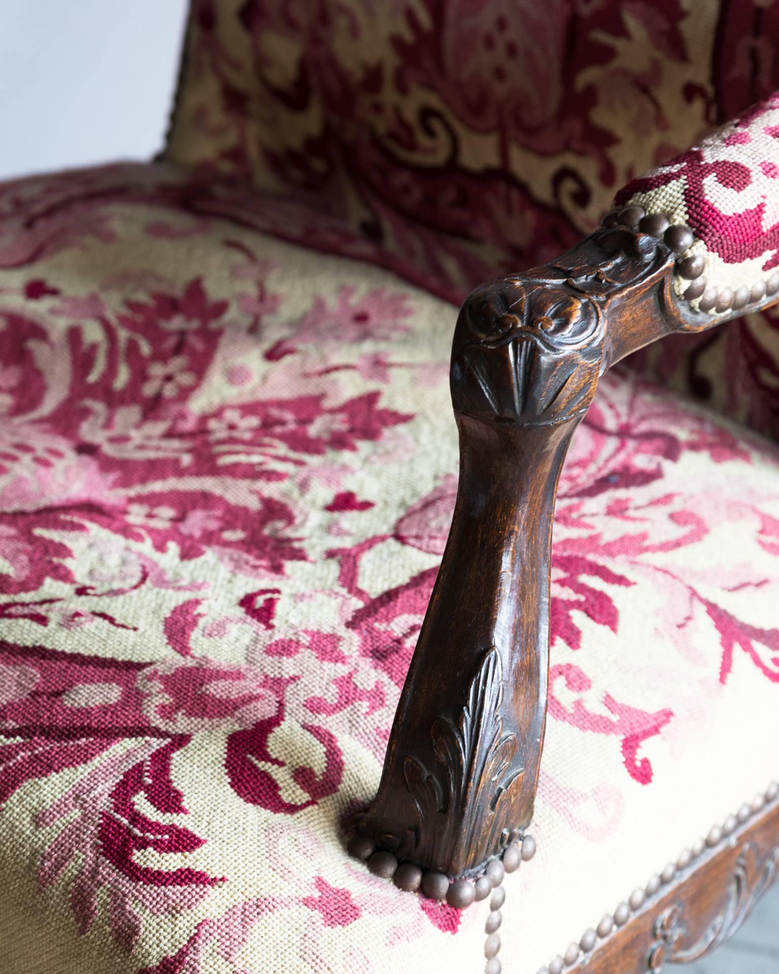 Pair of Small French Early 18th Century Louis XV Open Armchairs For Sale 2