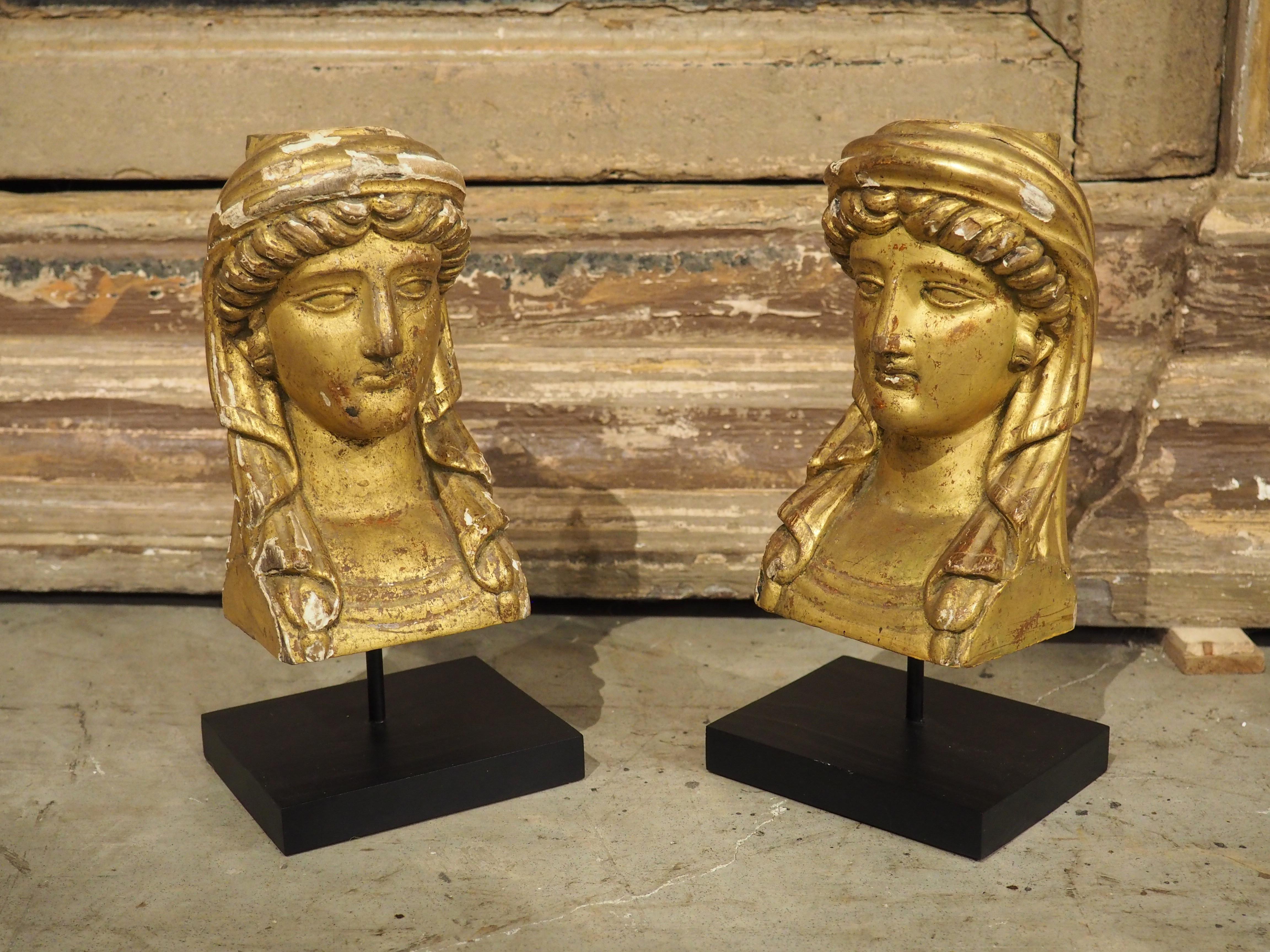 Stile impero Coppia di piccoli busti francesi impero in legno dorato, CIRCA 1815 in vendita