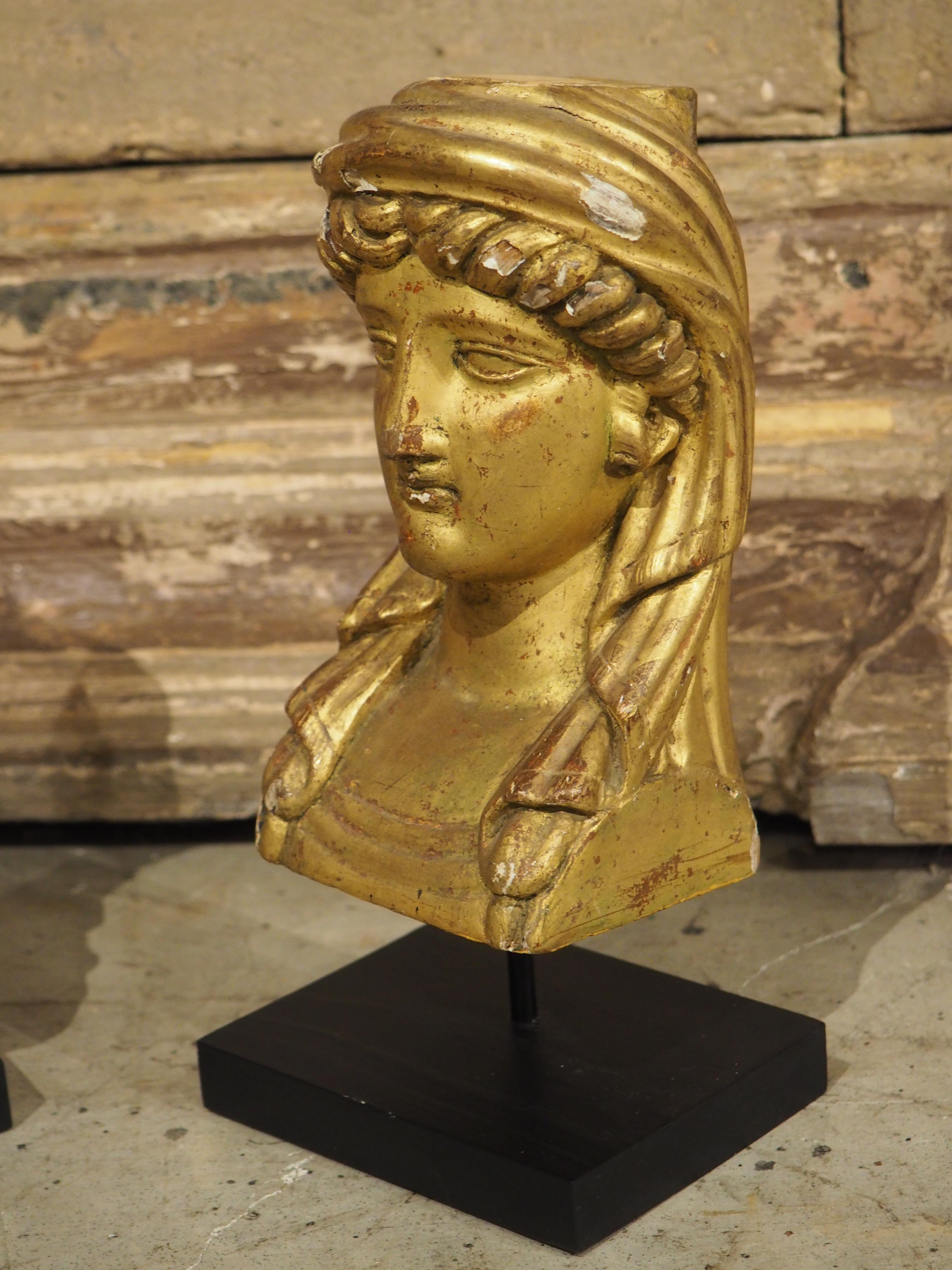 Francese Coppia di piccoli busti francesi impero in legno dorato, CIRCA 1815 in vendita