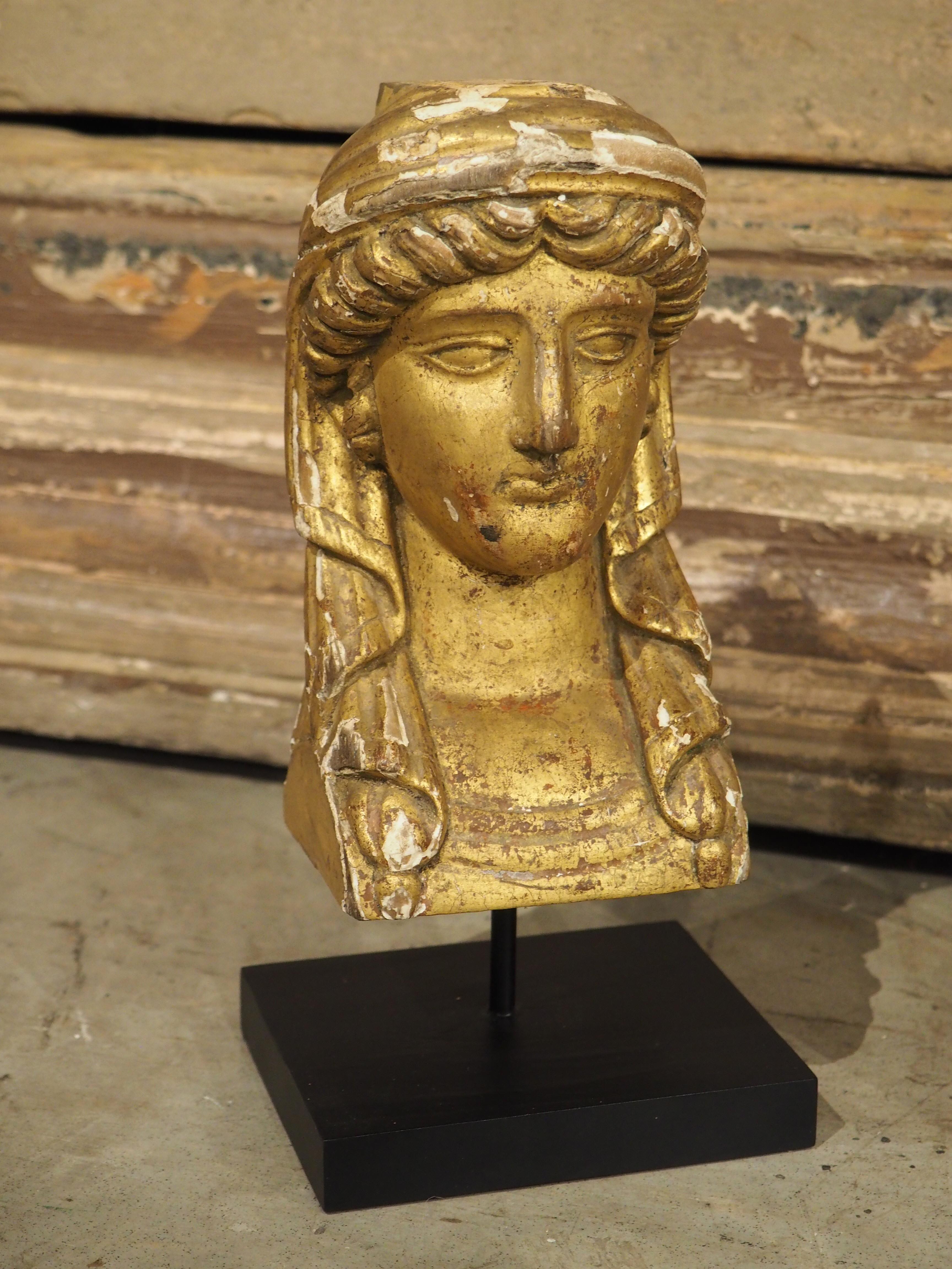 Intagliato a mano Coppia di piccoli busti francesi impero in legno dorato, CIRCA 1815 in vendita