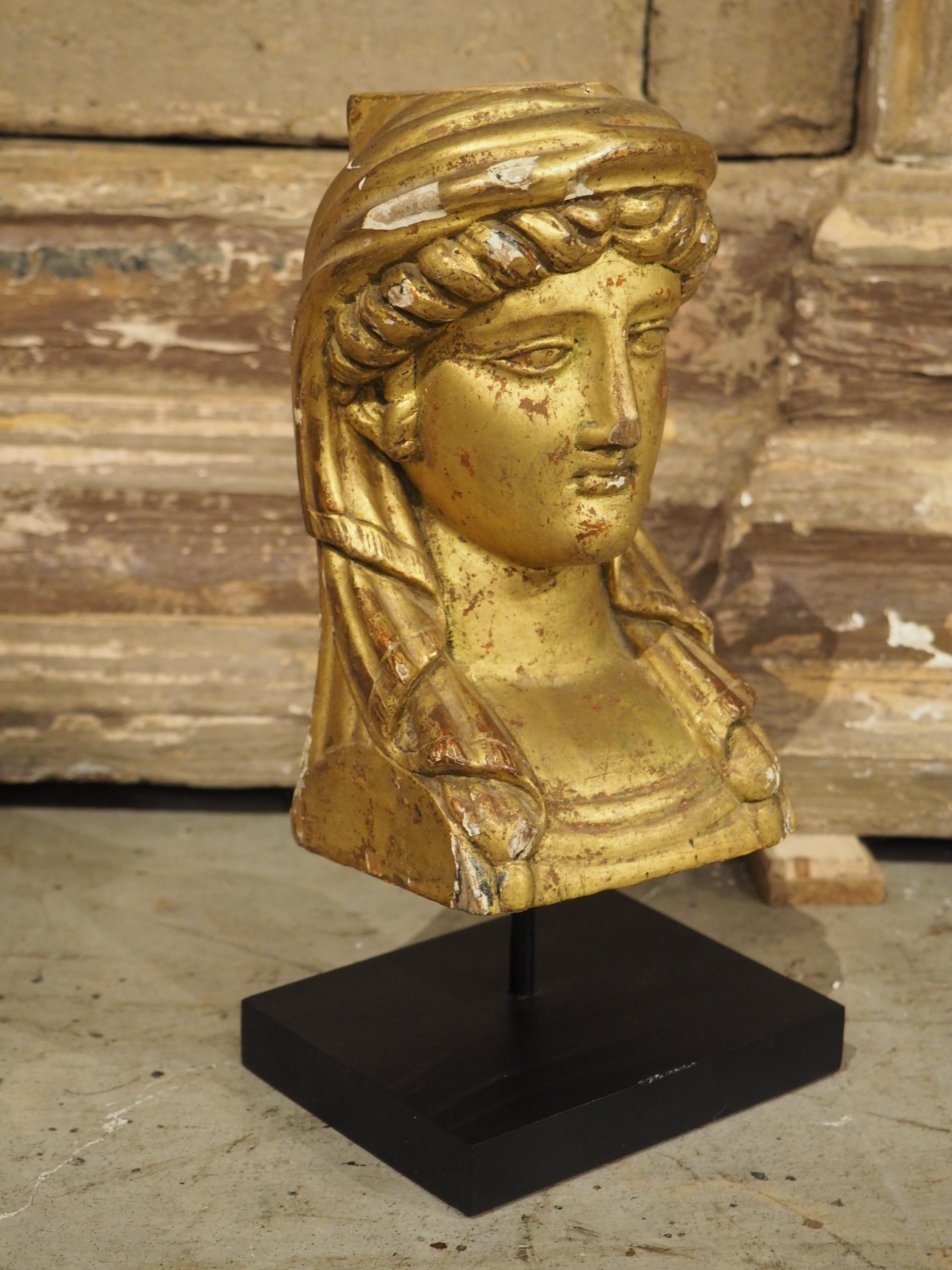Coppia di piccoli busti francesi impero in legno dorato, CIRCA 1815 In condizioni buone in vendita a Dallas, TX