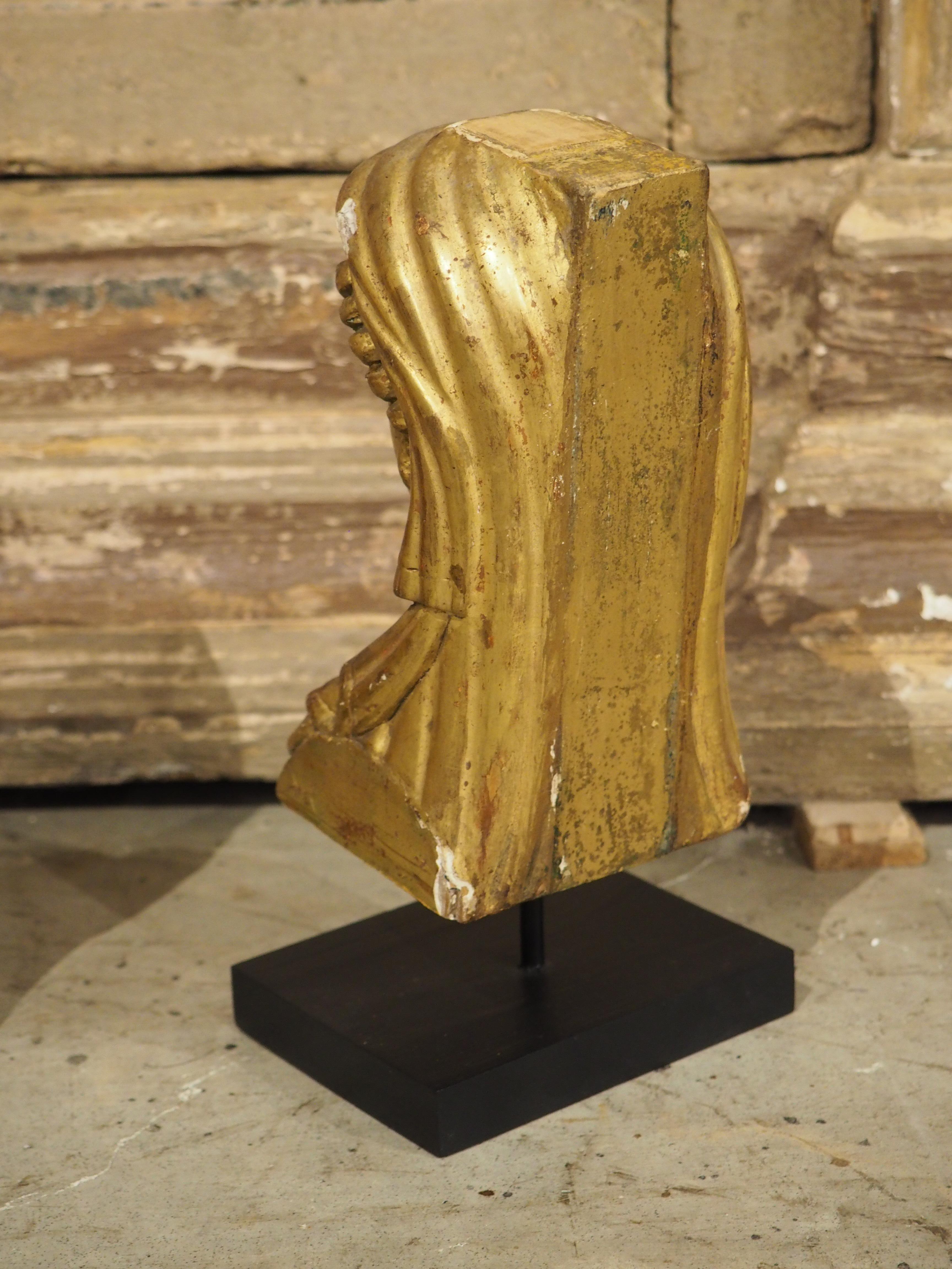 Legno Coppia di piccoli busti francesi impero in legno dorato, CIRCA 1815 in vendita