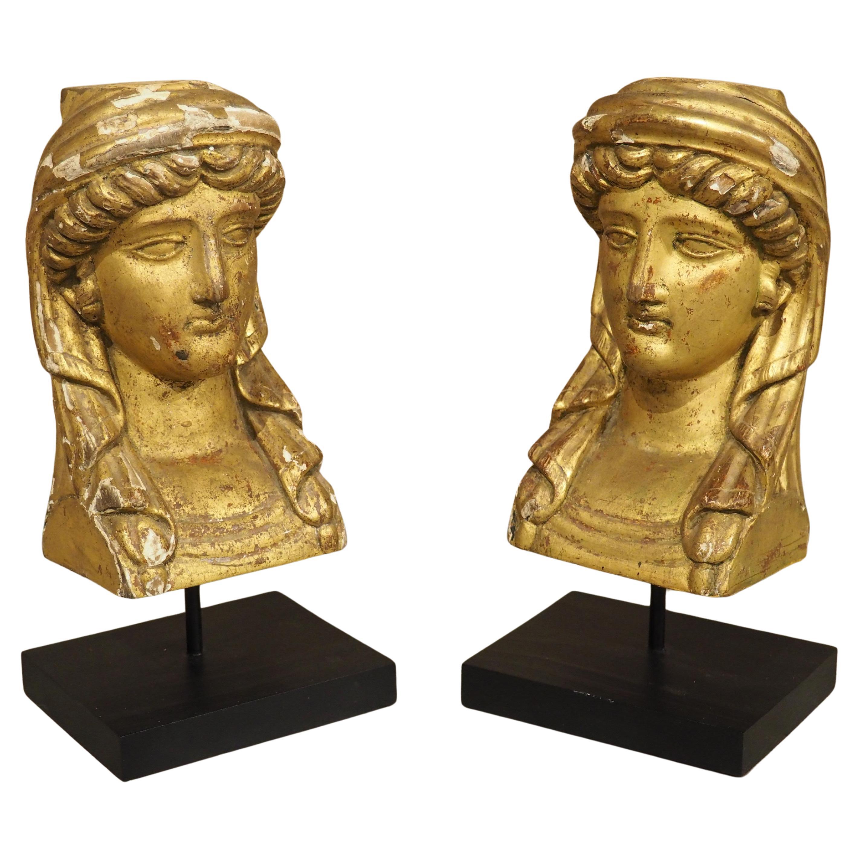 Pareja de pequeños bustos imperiales franceses de madera dorada, circa 1815
