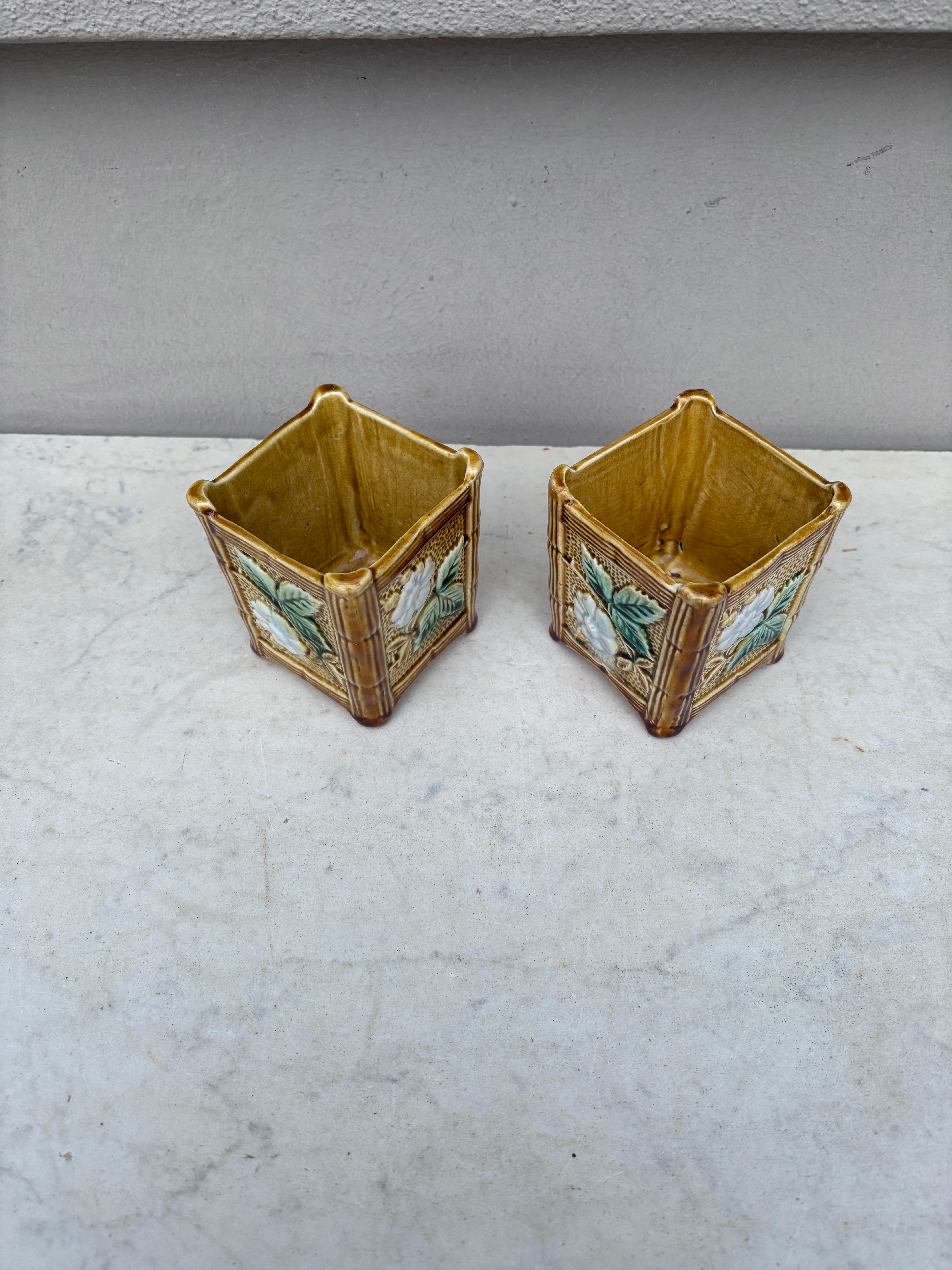 Rustico Coppia di piccoli vasi in maiolica francese del 1890 circa in vendita