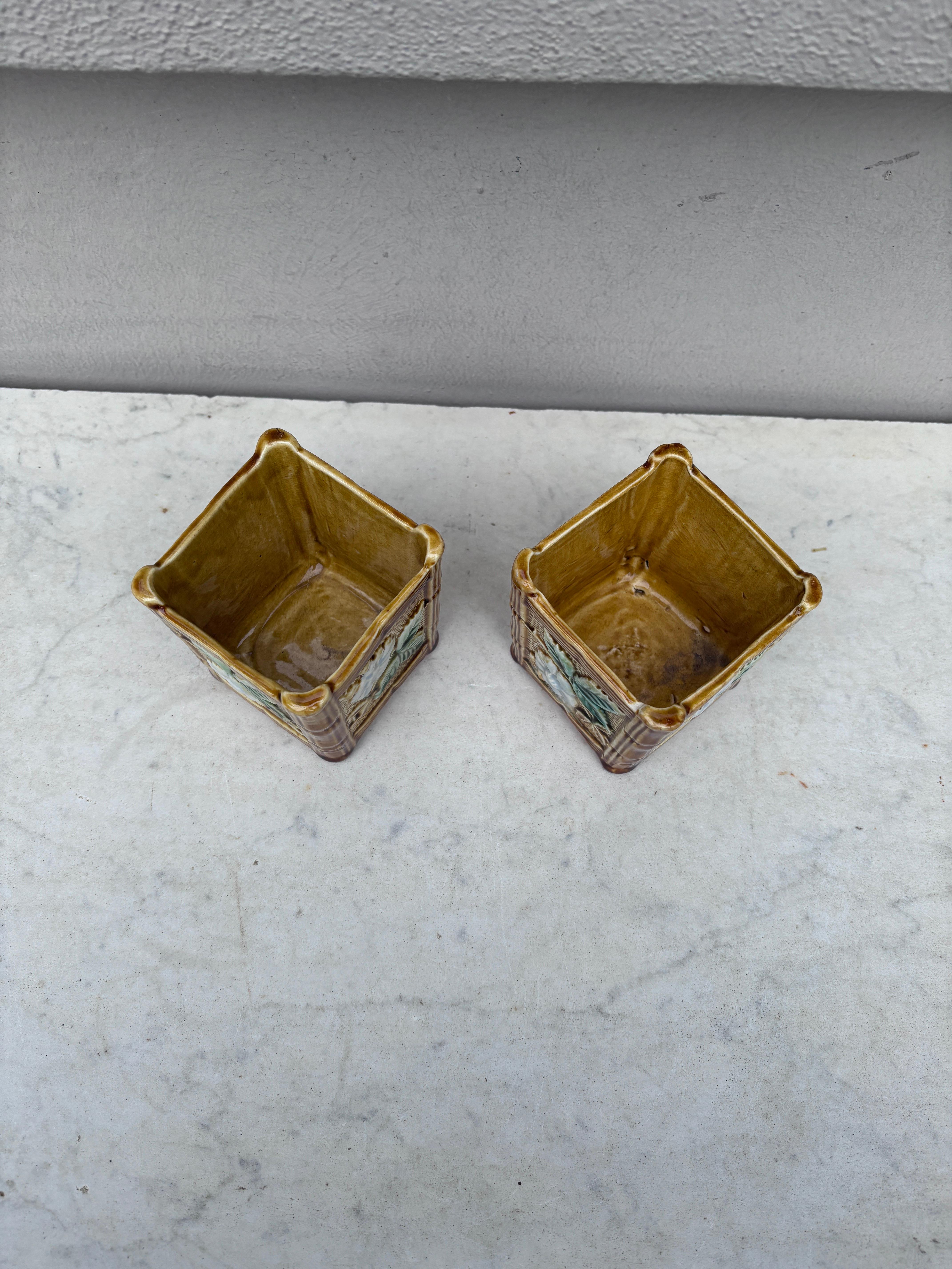 Francese Coppia di piccoli vasi in maiolica francese del 1890 circa in vendita