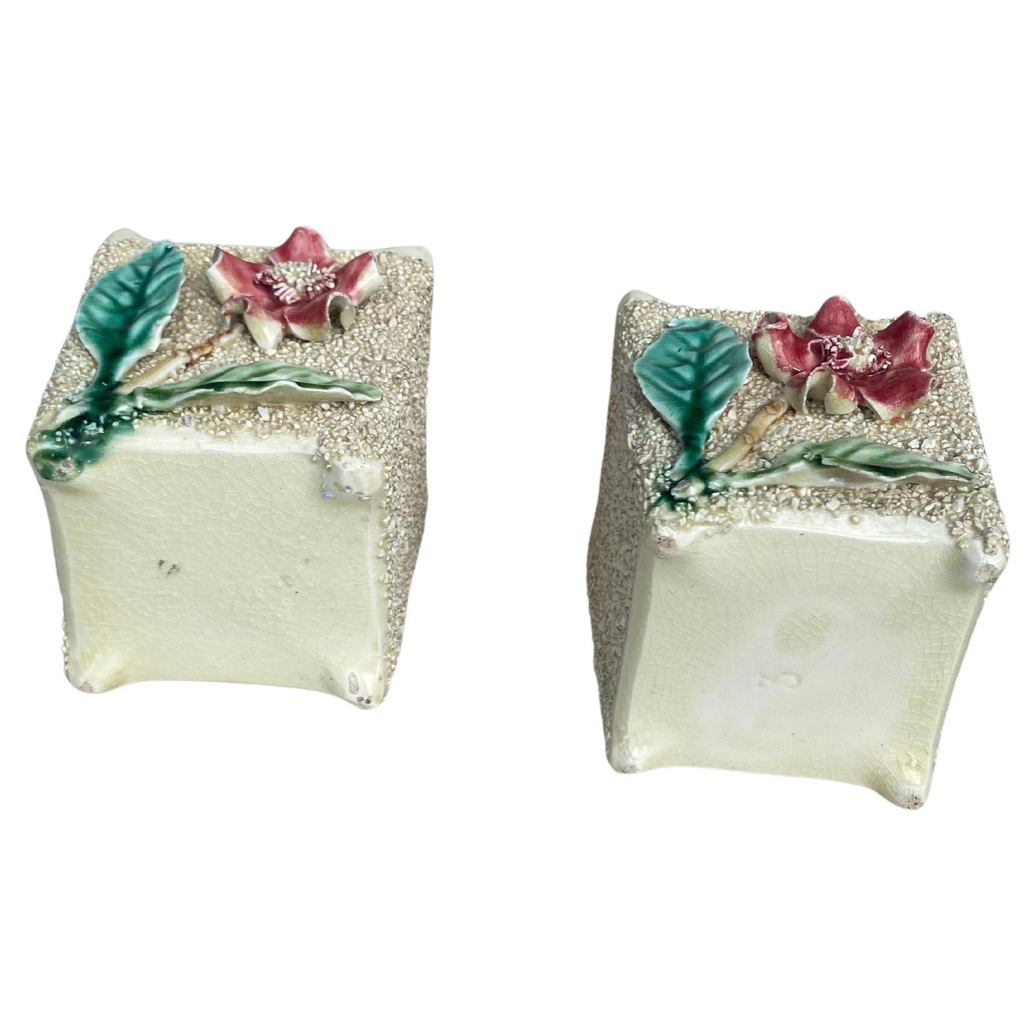 Francese Coppia di piccoli vasi in maiolica francese del 1890 circa in vendita