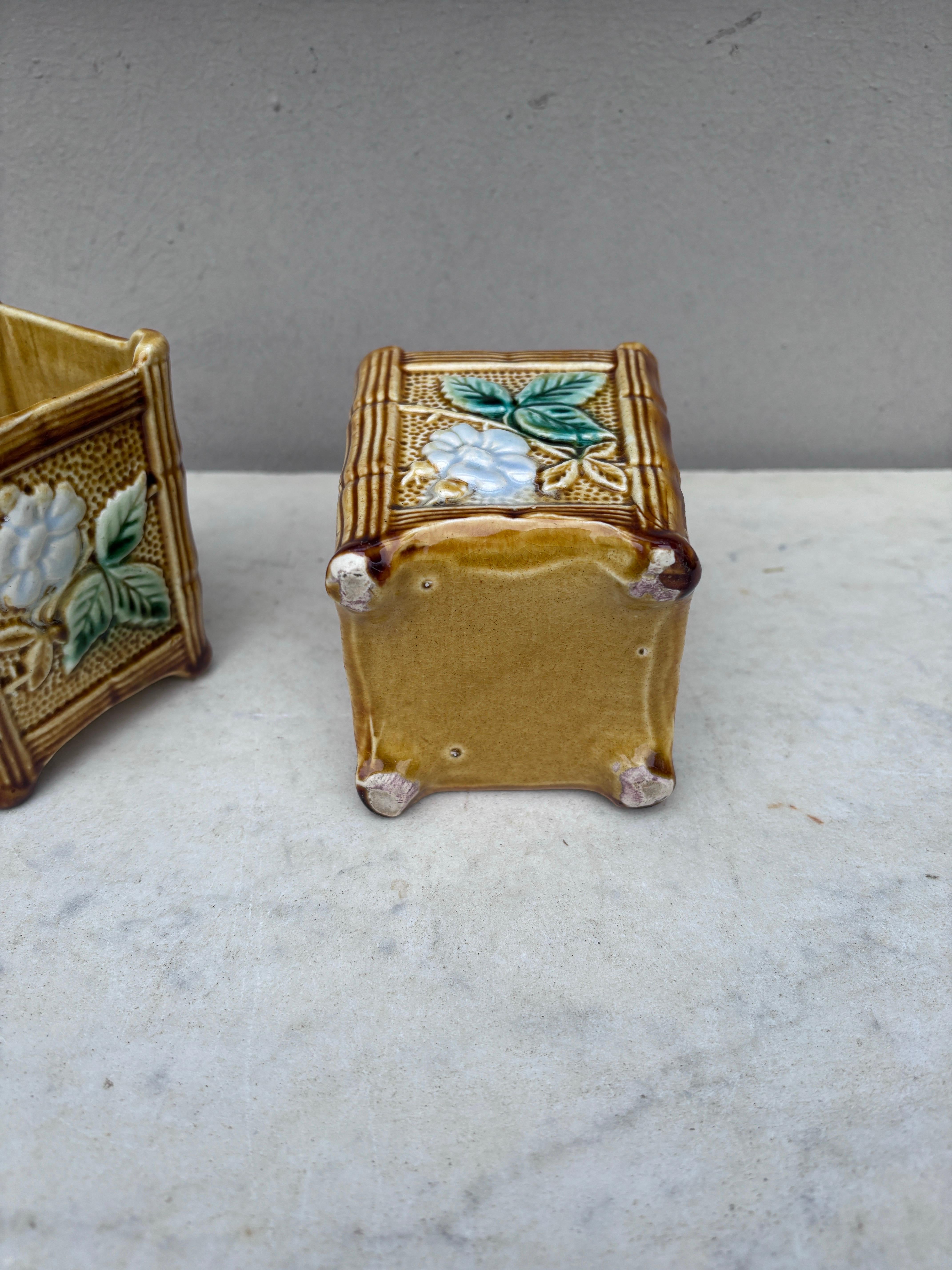 Coppia di piccoli vasi in maiolica francese del 1890 circa In condizioni buone in vendita a Austin, TX