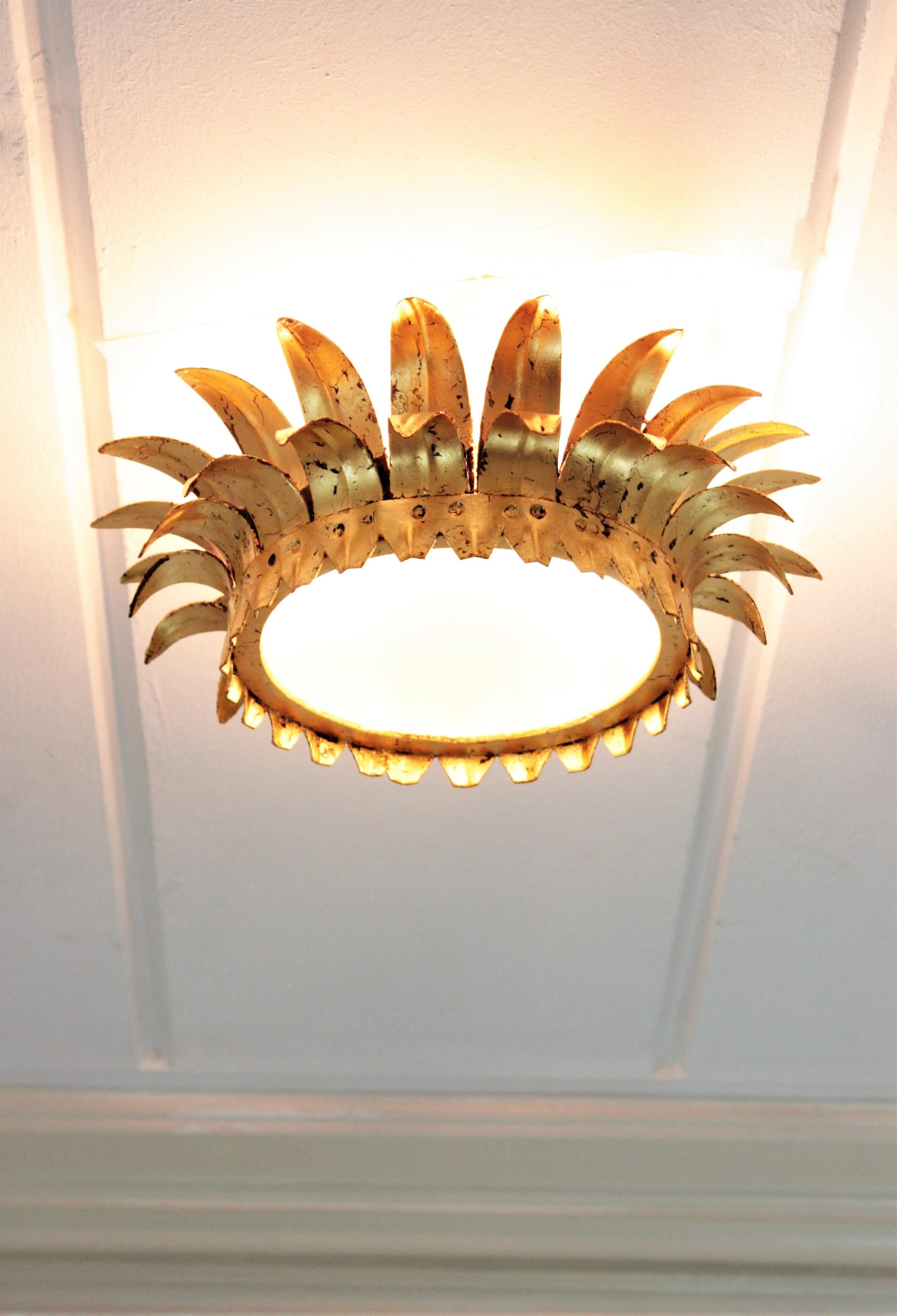 Paar kleine französische neoklassizistische Kronleuchter aus vergoldetem Eisen mit Sonnenschliff im Angebot 3