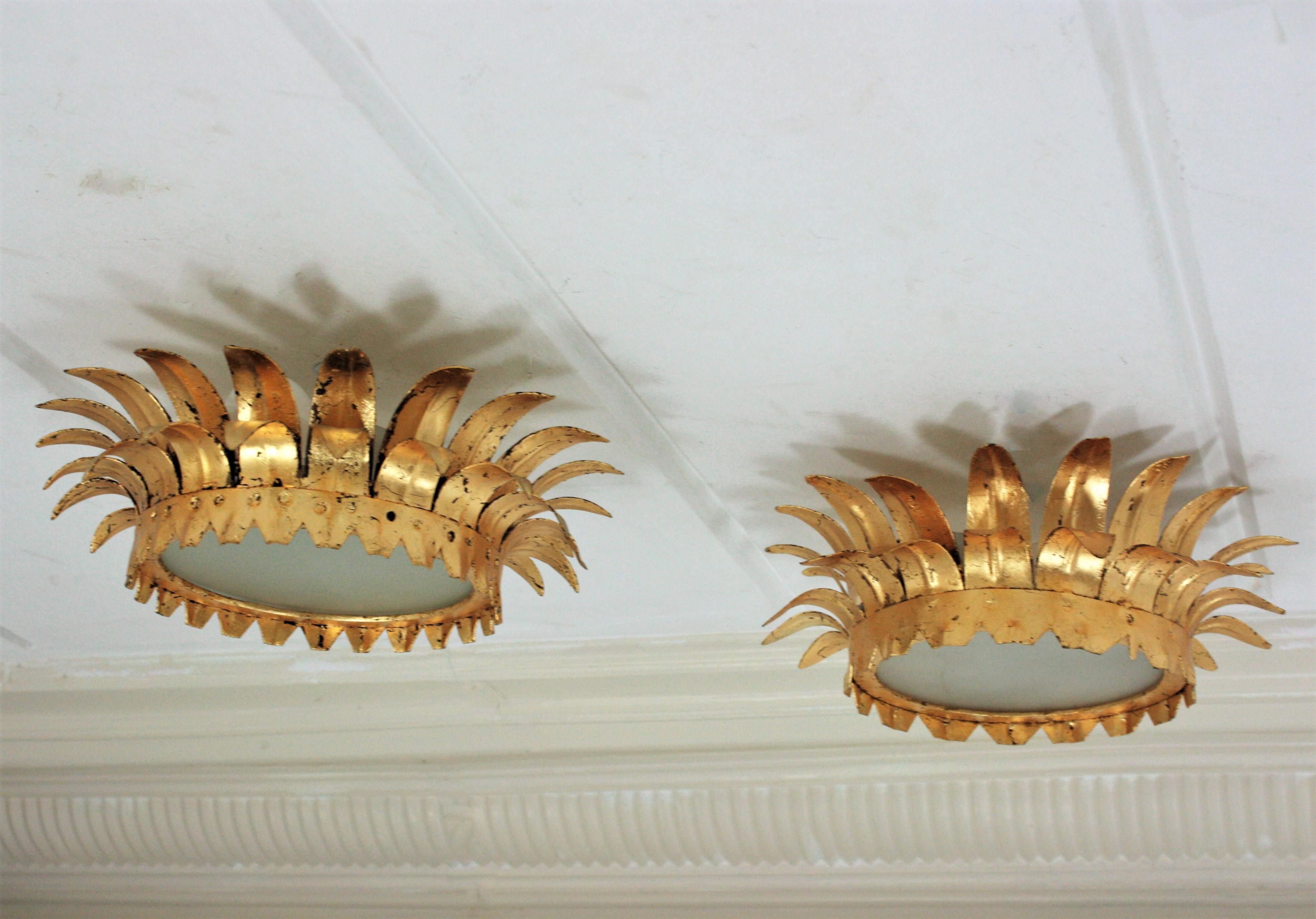 Paar kleine französische neoklassizistische Kronleuchter aus vergoldetem Eisen mit Sonnenschliff im Angebot 4