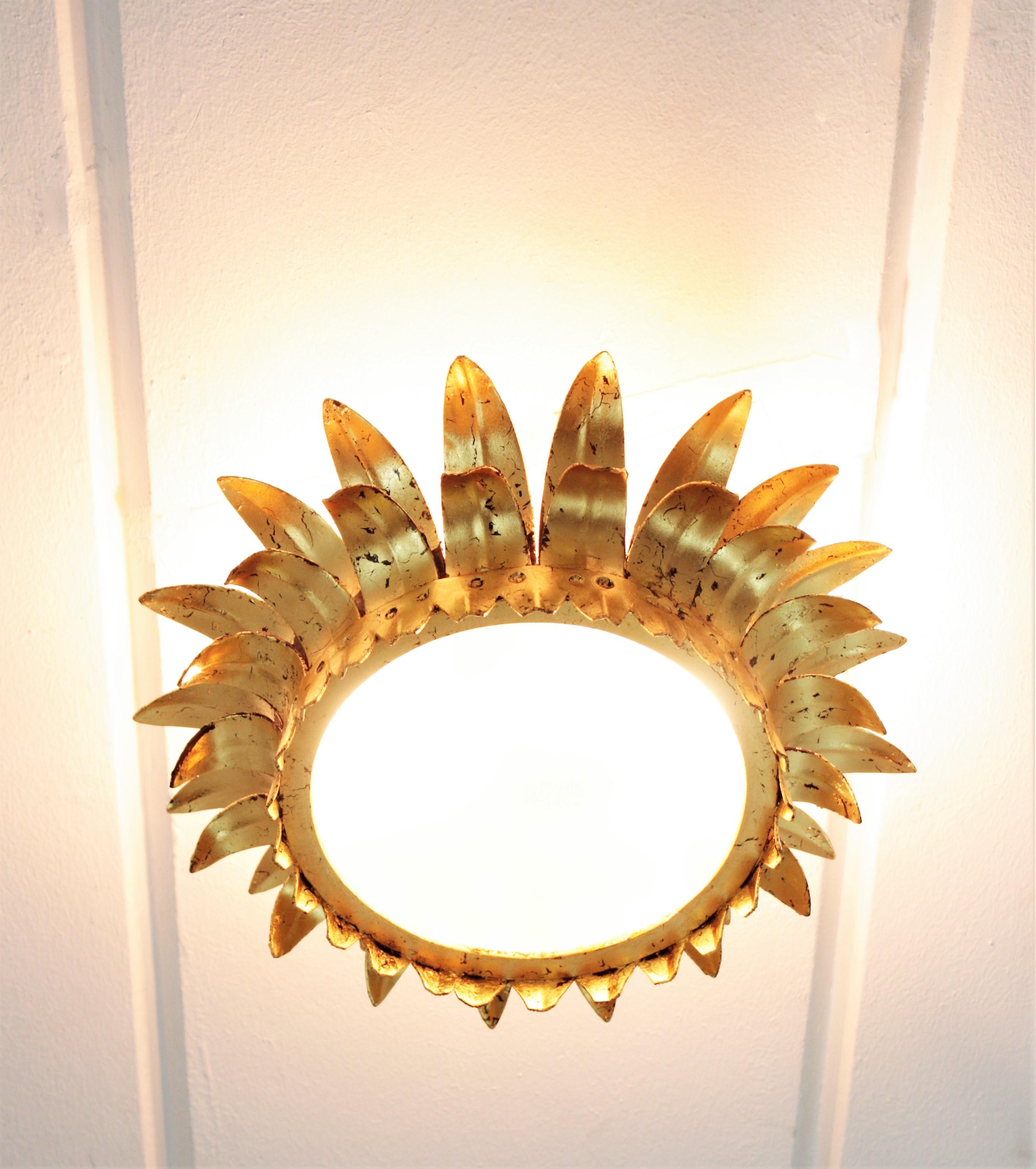 Paar kleine französische neoklassizistische Kronleuchter aus vergoldetem Eisen mit Sonnenschliff im Angebot 1