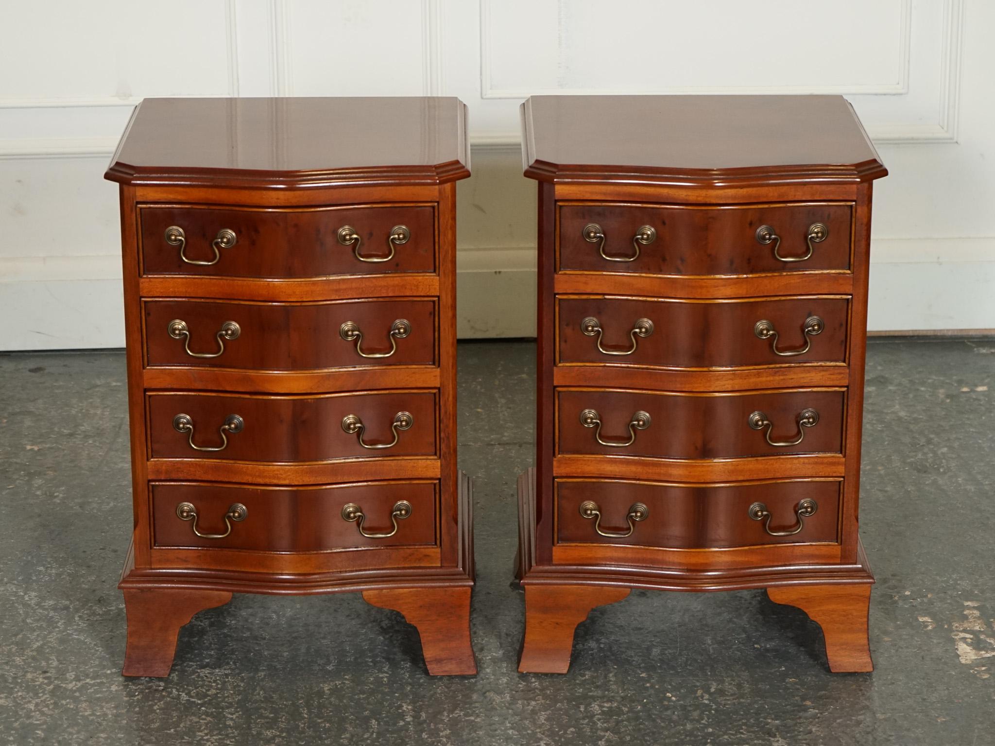 
Nous sommes ravis d'offrir à la vente cette paire de commodes de style géorgien. 

Une belle paire, très bien faite avec quelques usures cosmétiques comme on peut s'y attendre avec n'importe quel objet vintage ou antique.

Veuillez examiner