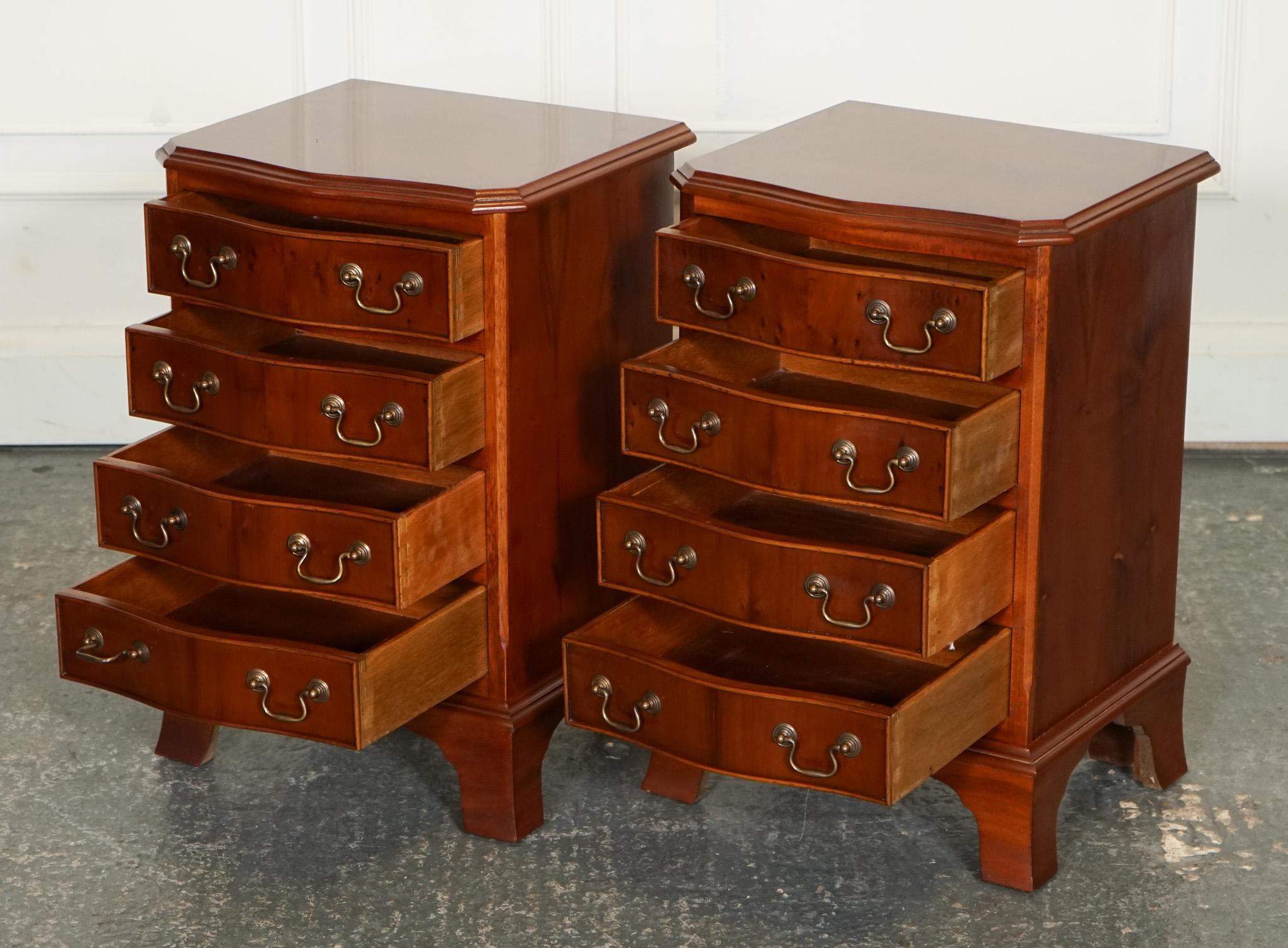 20ième siècle PAIRE DE PETITS LITS SiDE DE STYLE GEORGIEN TABLETTES DE NUIT COFFRE DE TACHES en vente