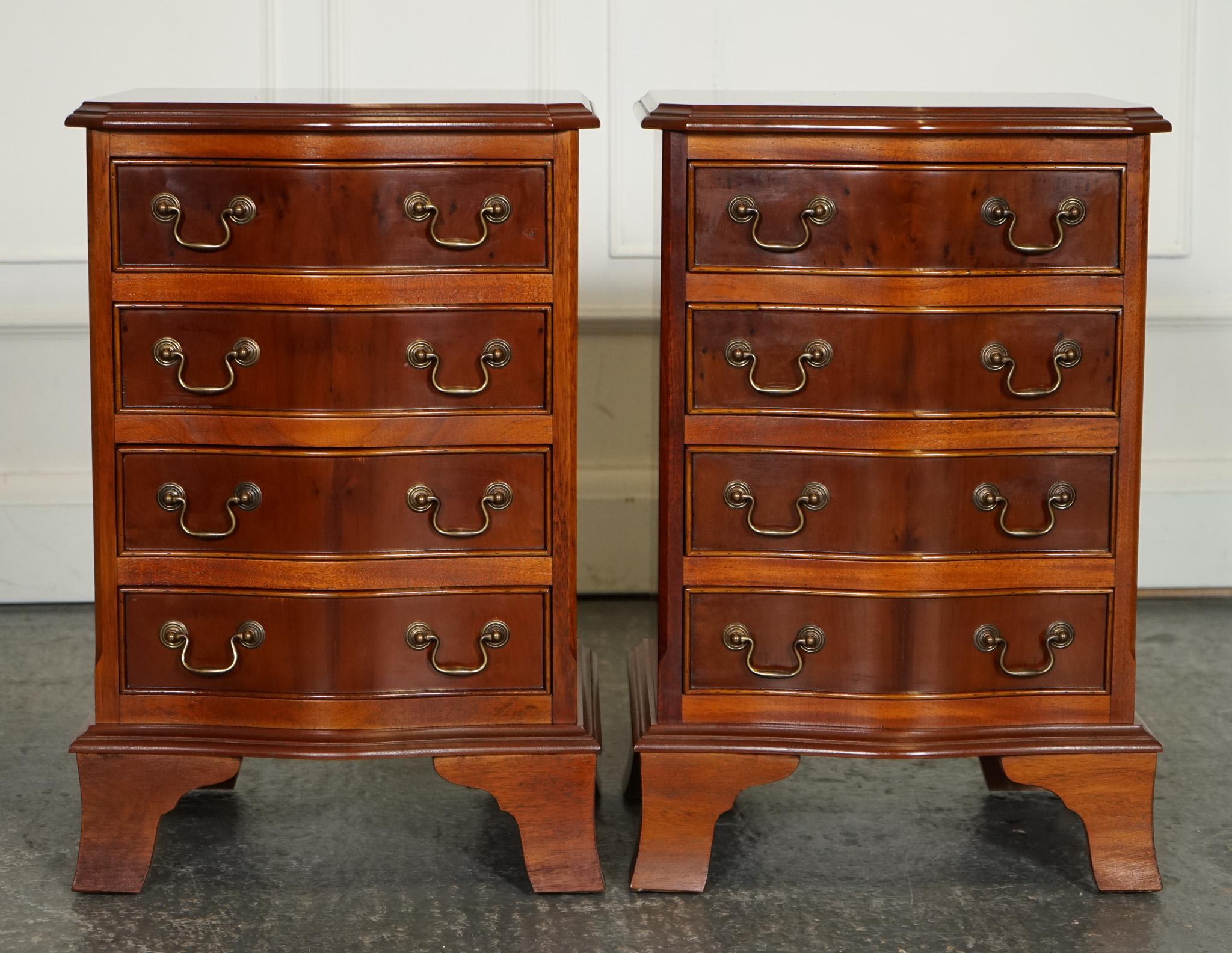 Bois de feuillus PAIRE DE PETITS LITS SiDE DE STYLE GEORGIEN TABLETTES DE NUIT COFFRE DE TACHES en vente