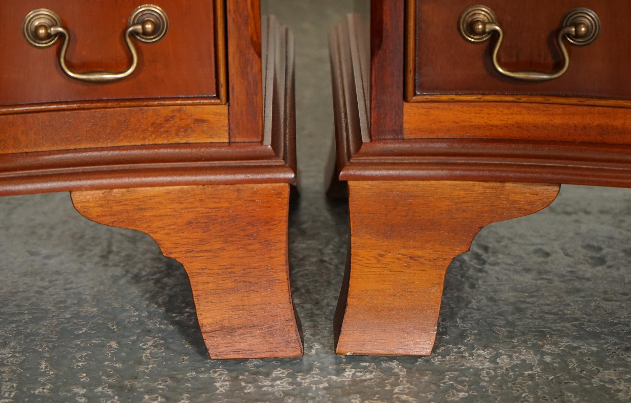 PAIRE DE PETITS LITS SiDE DE STYLE GEORGIEN TABLETTES DE NUIT COFFRE DE TACHES en vente 1
