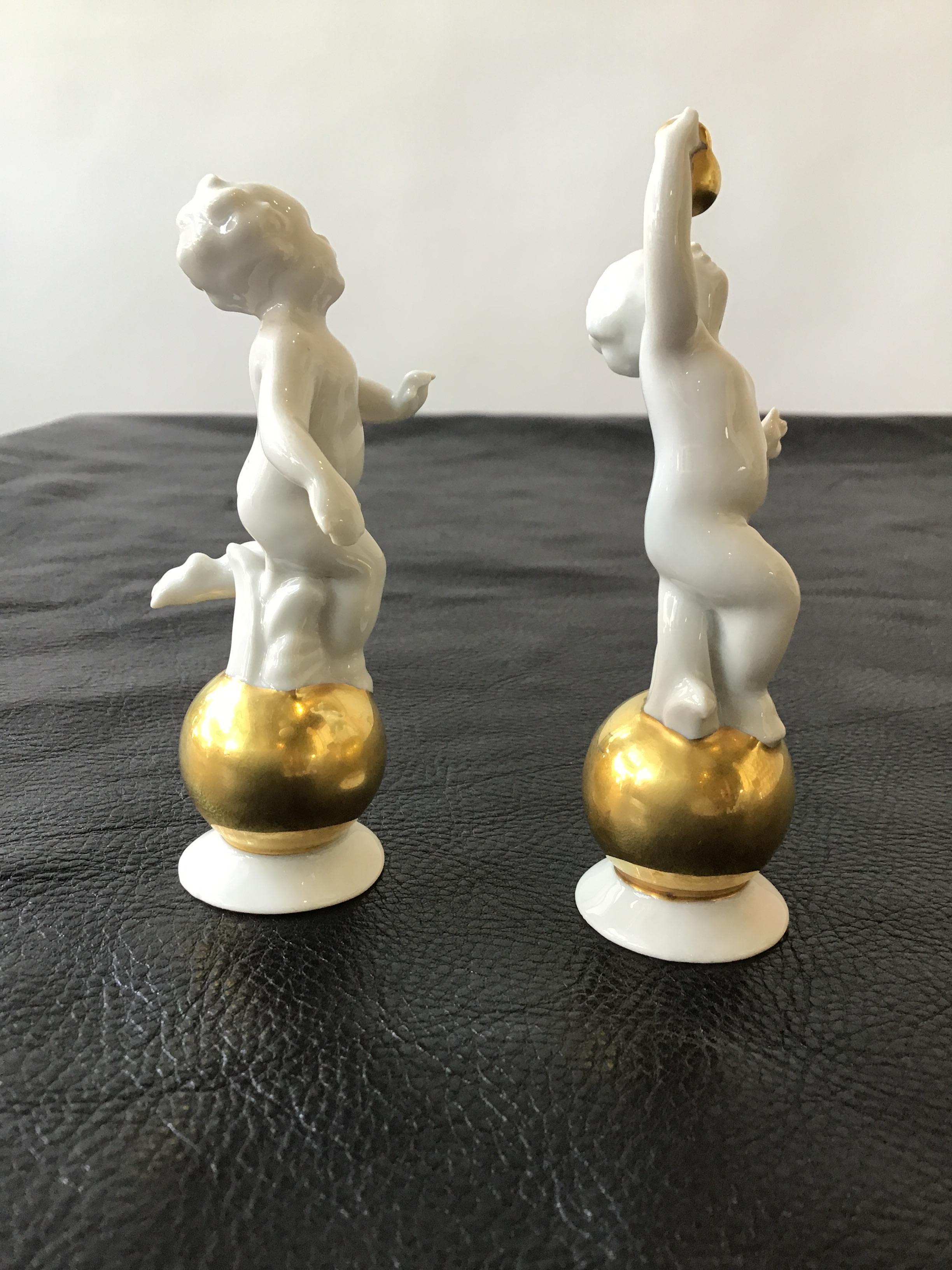 Porcelaine Paire de petits puttis en porcelaine de Gerold