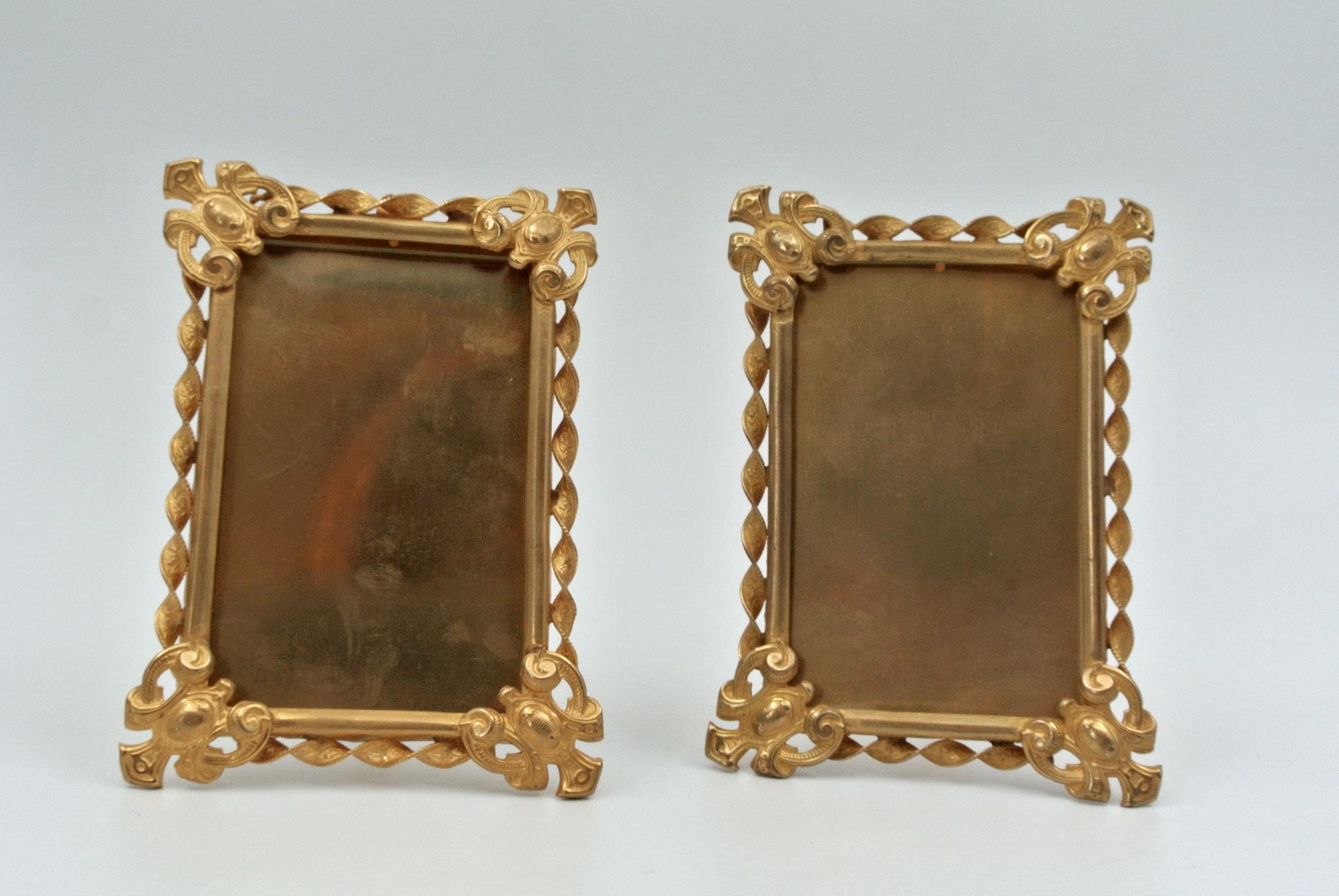 Pair of small gilded brass photo frames, 19th century, Napoleon III period.
Measures: H 12 cm, W 9 cm, D 2 cm.