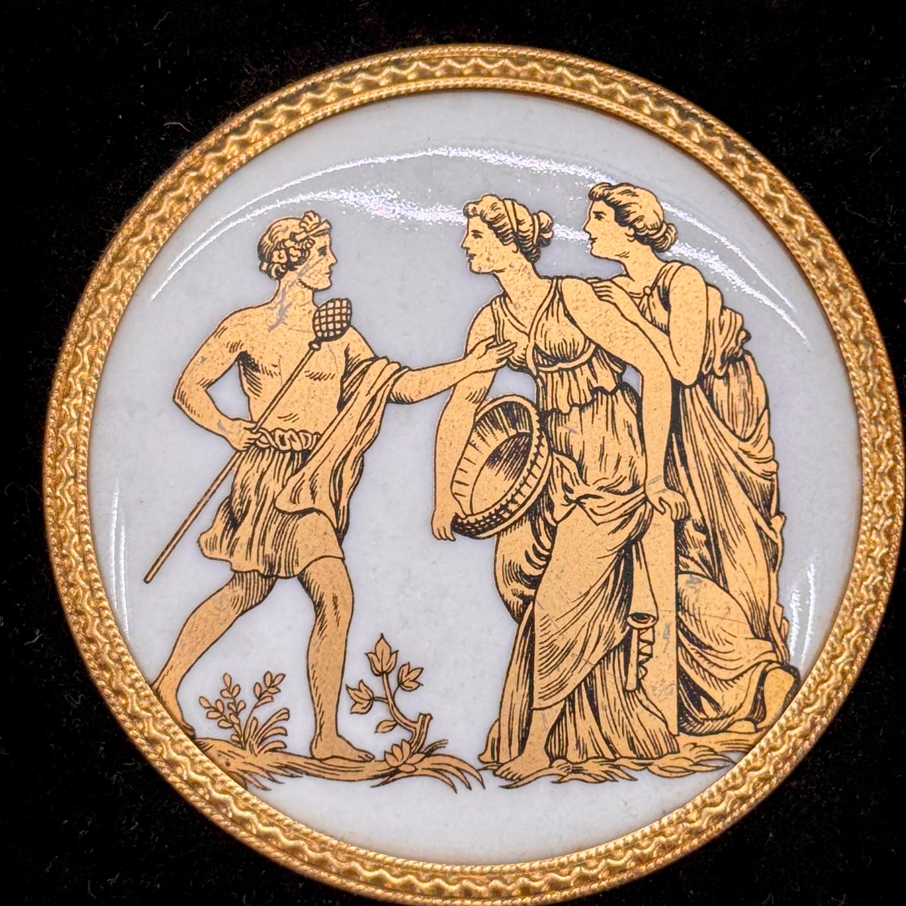 Paire de petits cadres dorés avec plaques en porcelaine représentant des scènes grecques en vente 2
