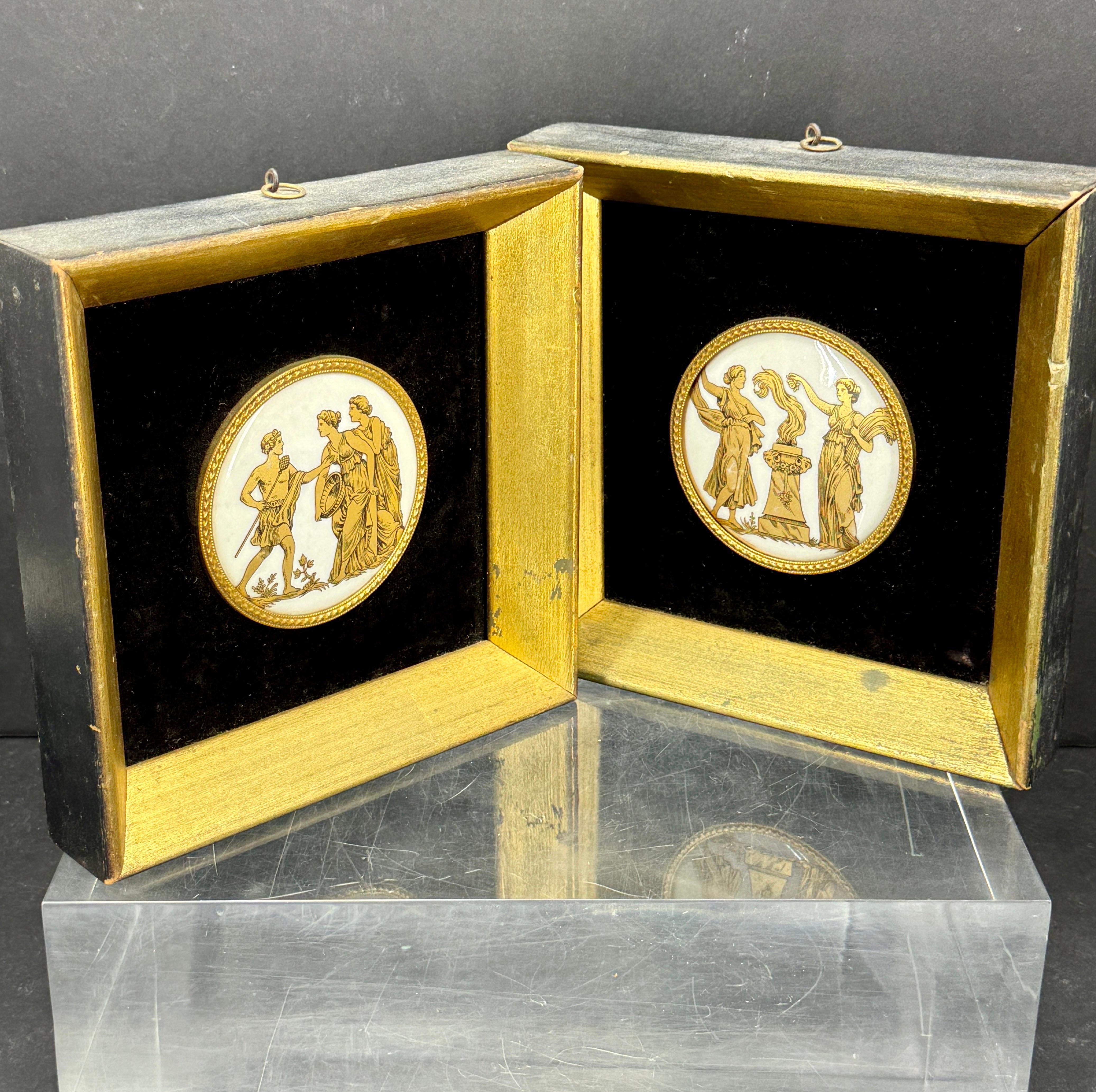 Ensemble de deux petits cadres dorés avec des plaques de porcelaine à l'écaille grecque dans des cadres en bronze doré. De belles pièces à ajouter à une collection existante. 

