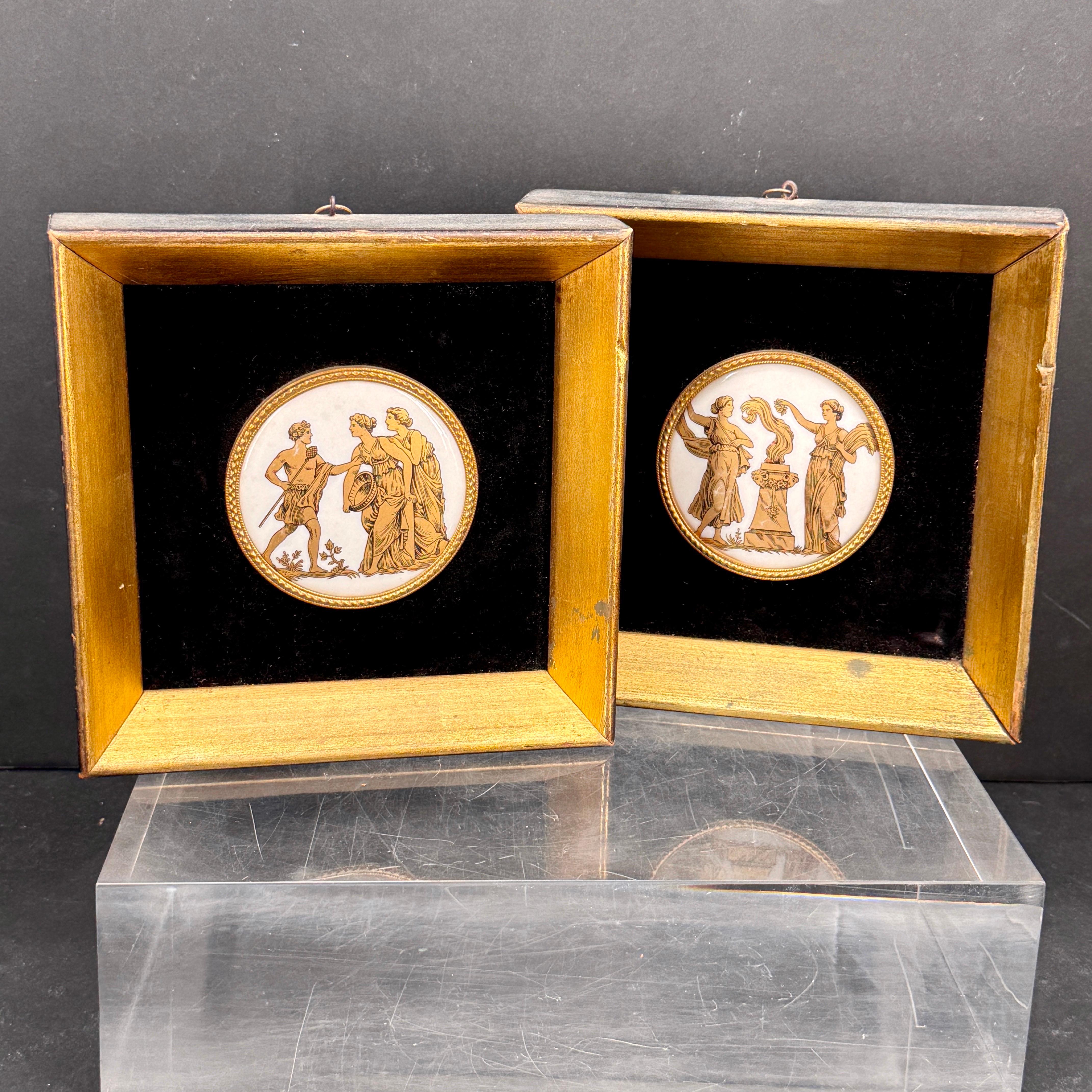 Empire Paire de petits cadres dorés avec plaques en porcelaine représentant des scènes grecques en vente