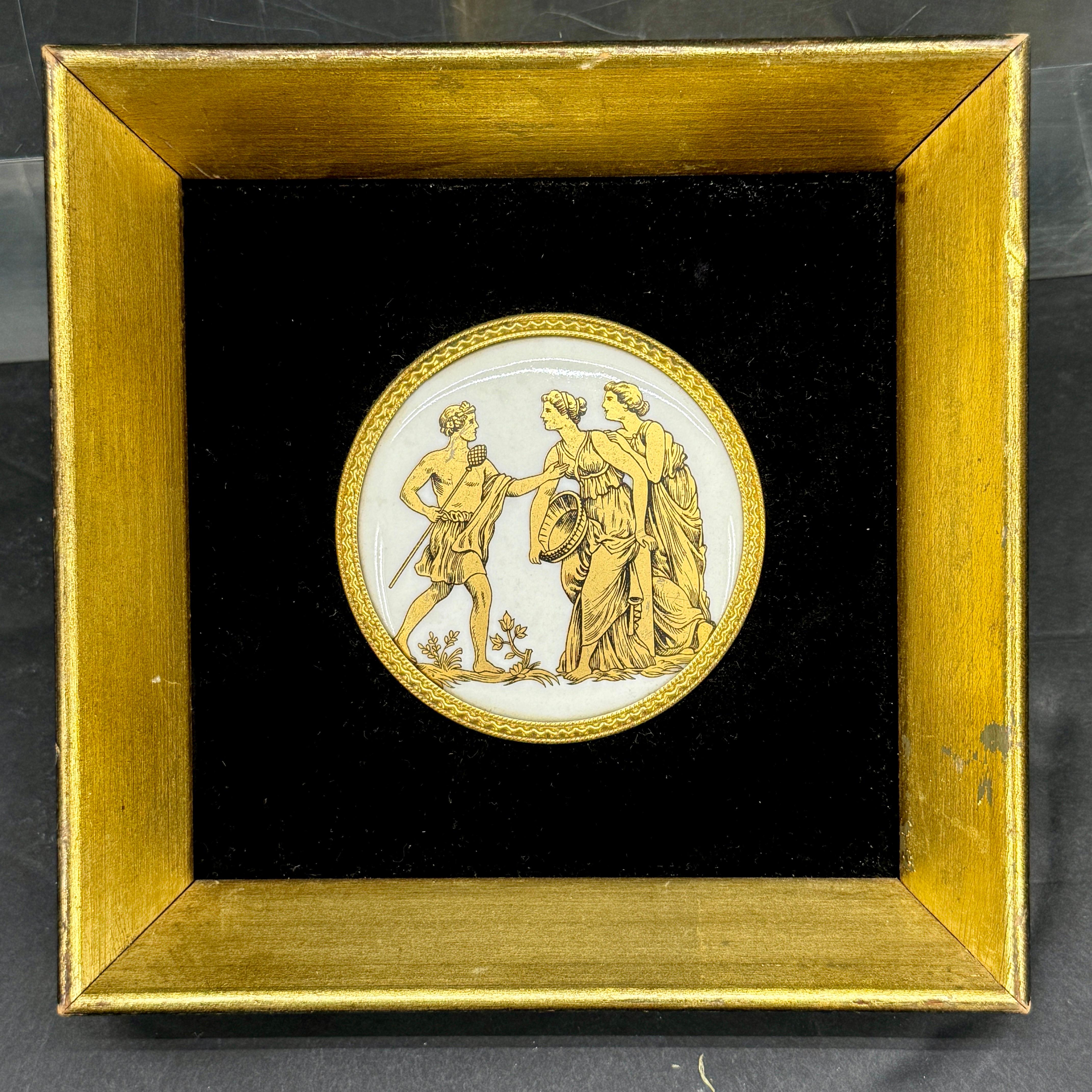 Paire de petits cadres dorés avec plaques en porcelaine représentant des scènes grecques Bon état - En vente à Haddonfield, NJ