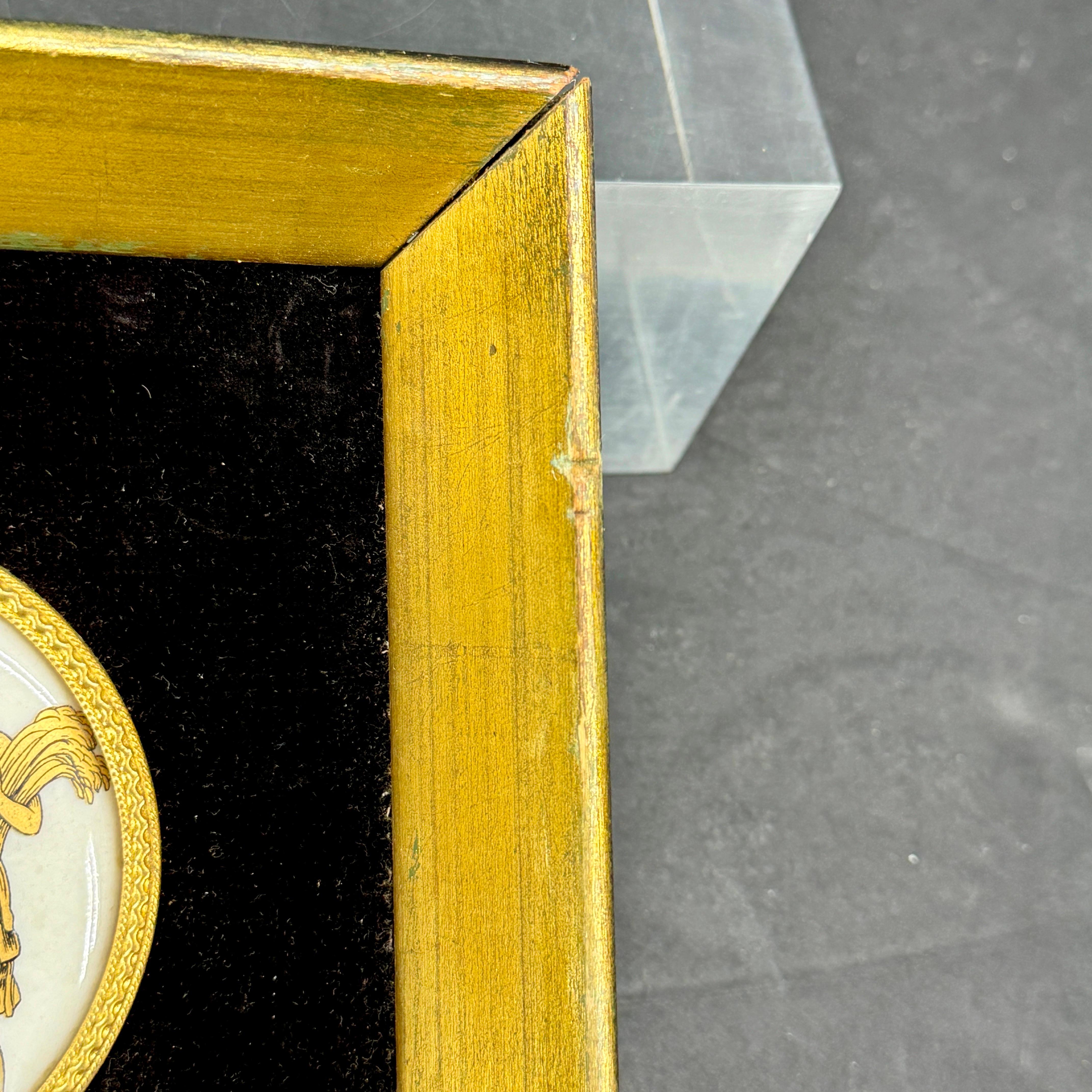 Début du 20ème siècle Paire de petits cadres dorés avec plaques en porcelaine représentant des scènes grecques en vente