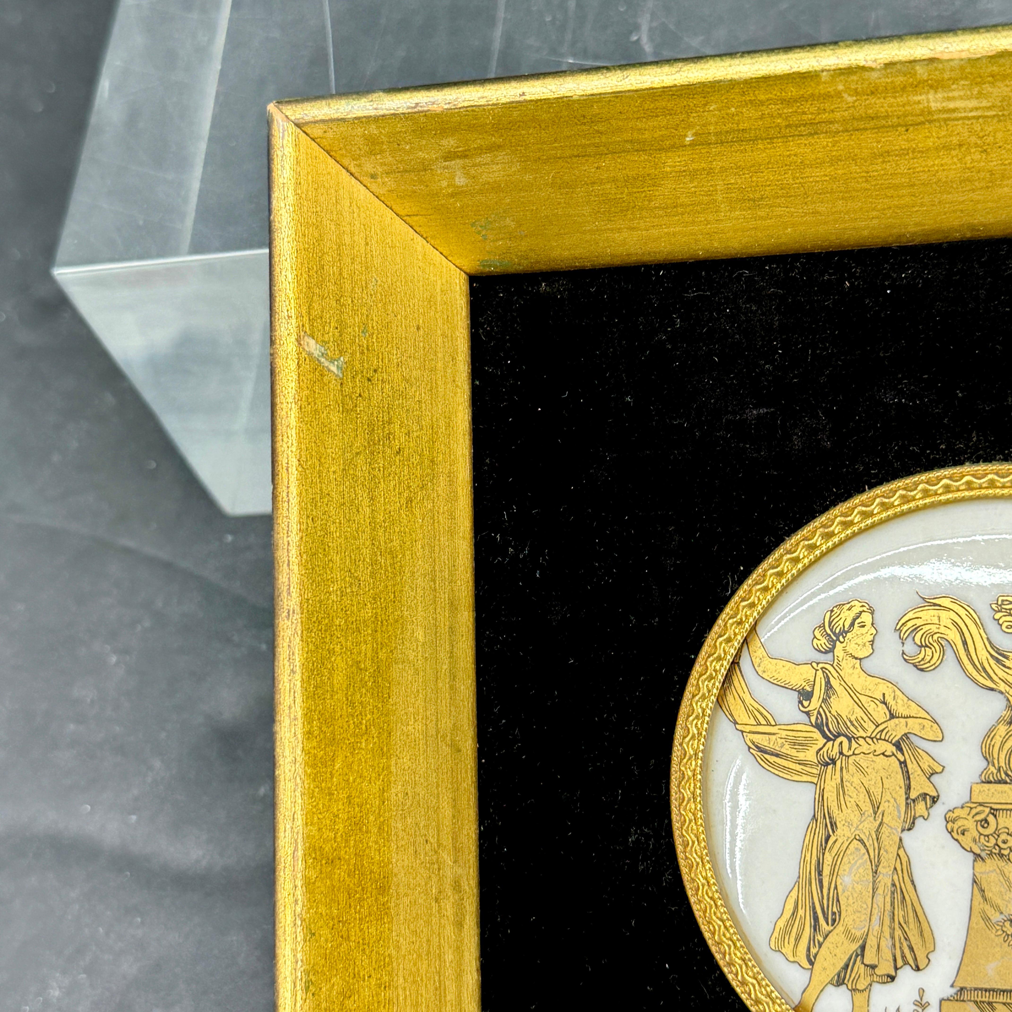 Bronze Paire de petits cadres dorés avec plaques en porcelaine représentant des scènes grecques en vente