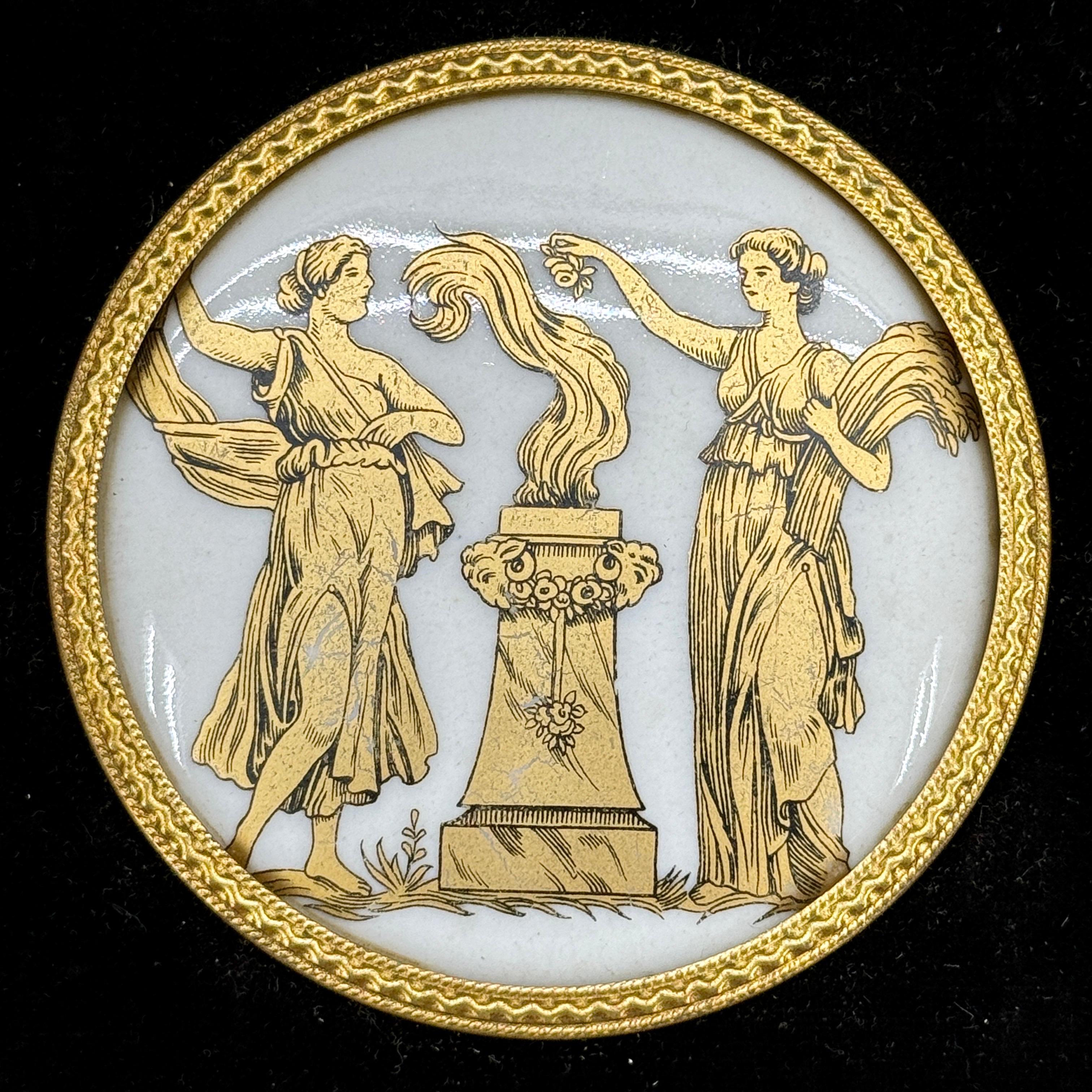 Paire de petits cadres dorés avec plaques en porcelaine représentant des scènes grecques en vente 1