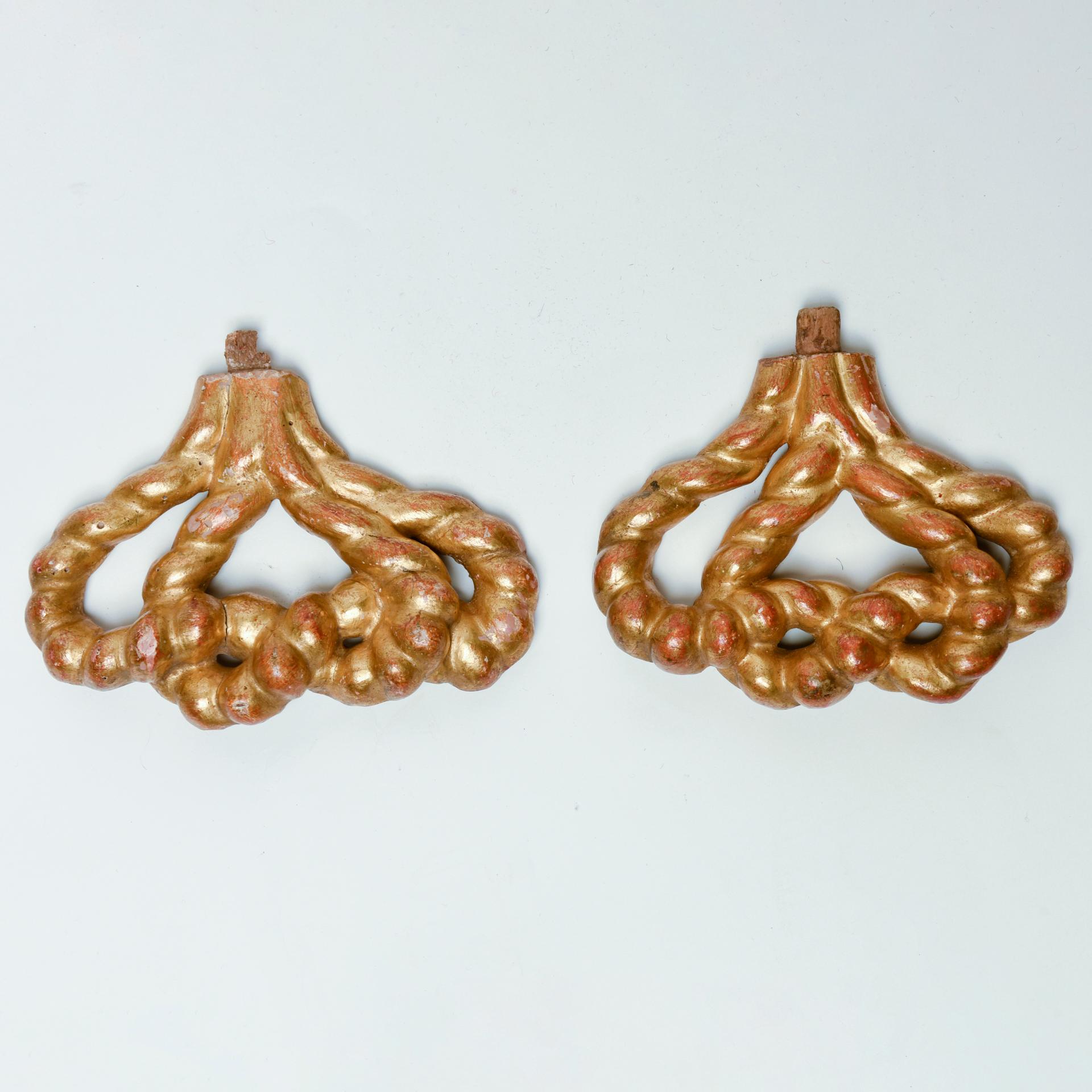 Paar kleine vergoldete Holzfriese in Form von ungewöhnlichen Seilschalen.
Sie können unter Bildern oder Spiegeln oder...anderswo aufgehängt werden. Elegant!

ref. O/4792/5 und 6.