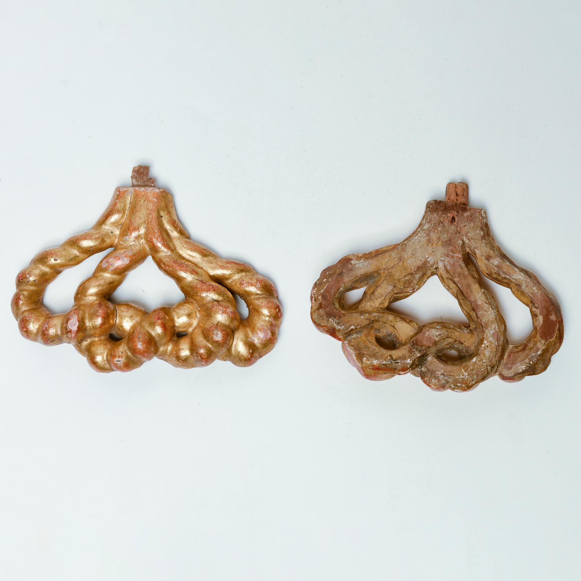 Paar kleine vergoldete Holzfriese (Internationaler Stil) im Angebot