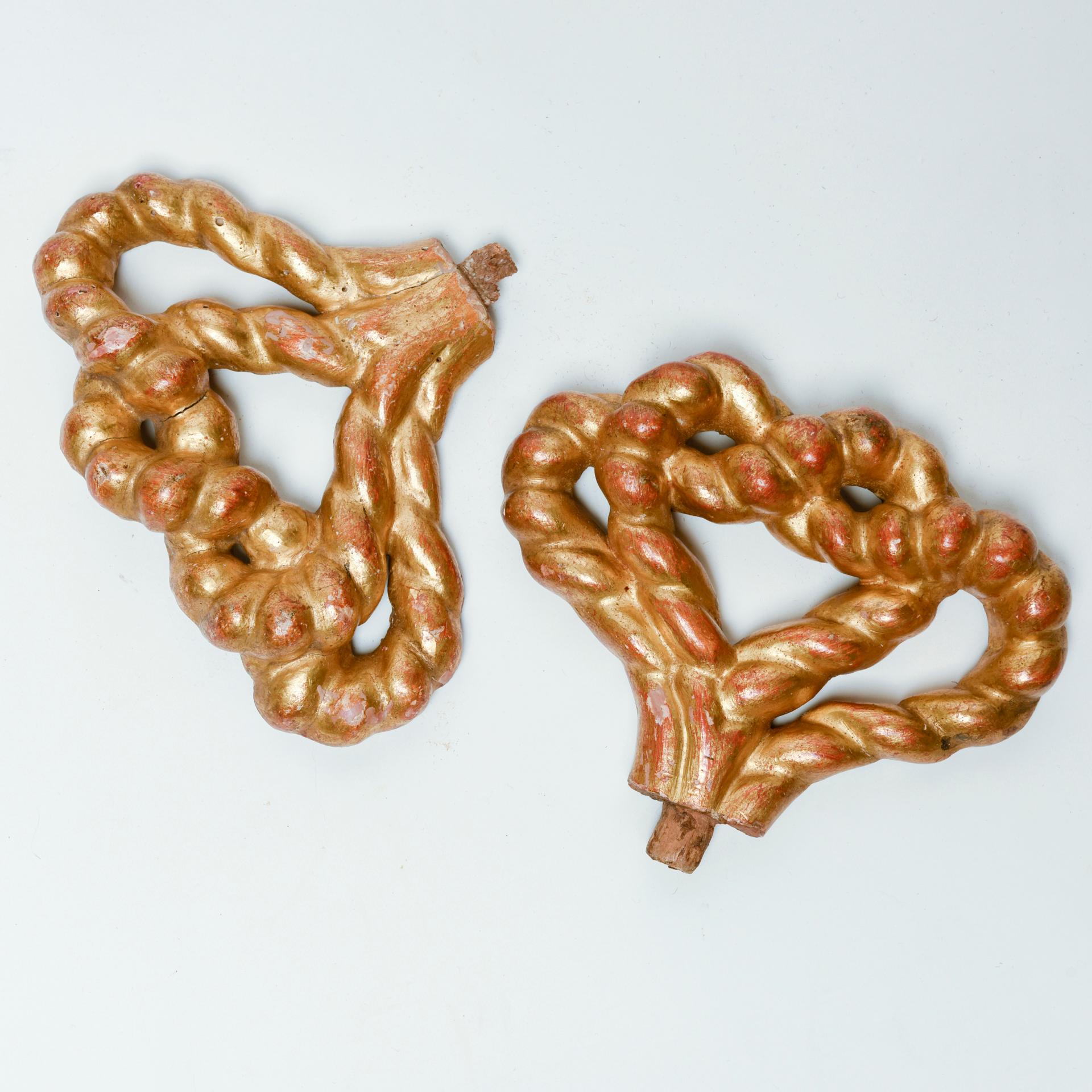 Paar kleine vergoldete Holzfriese (Obstholz) im Angebot