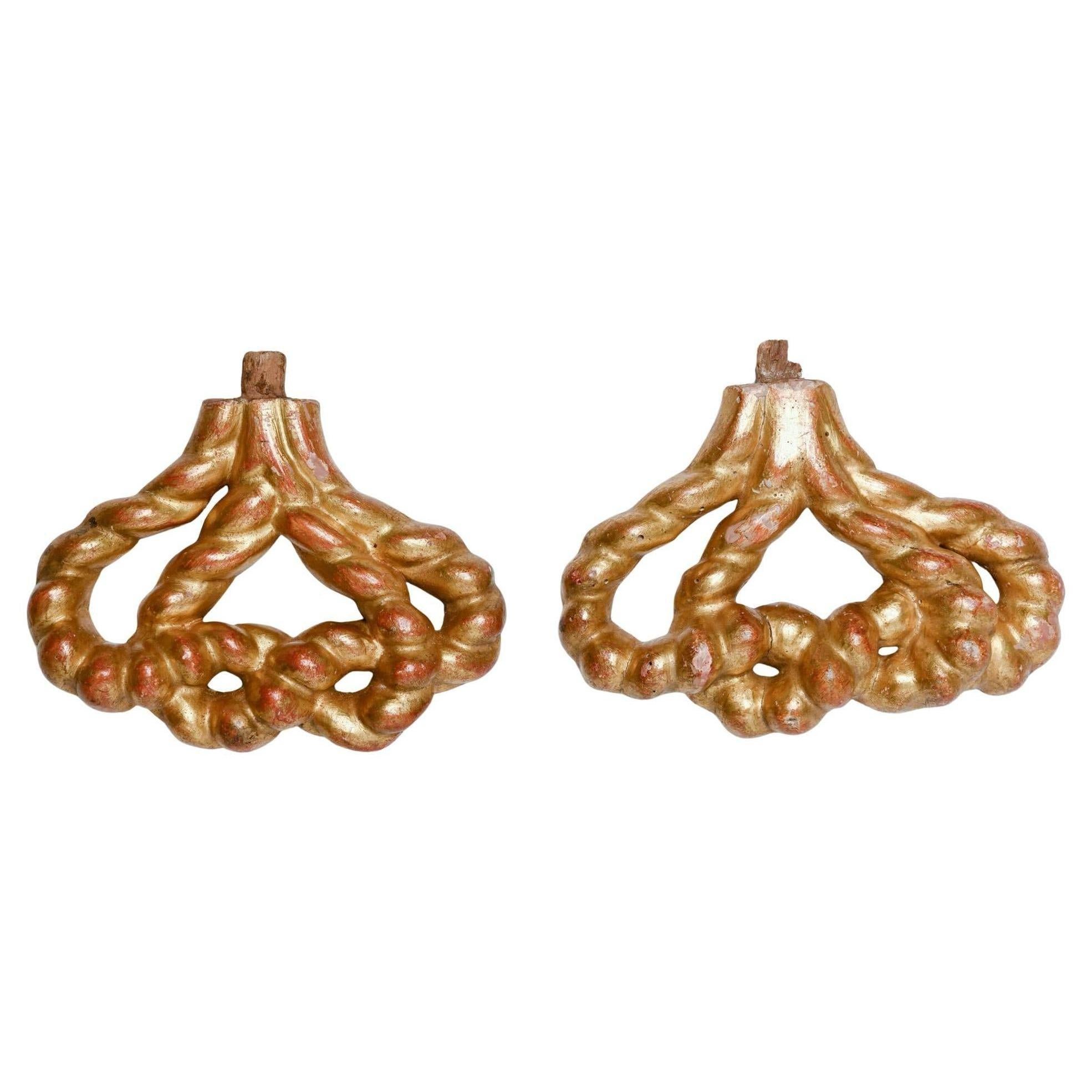 Coppia di piccoli fregi di legno dorato