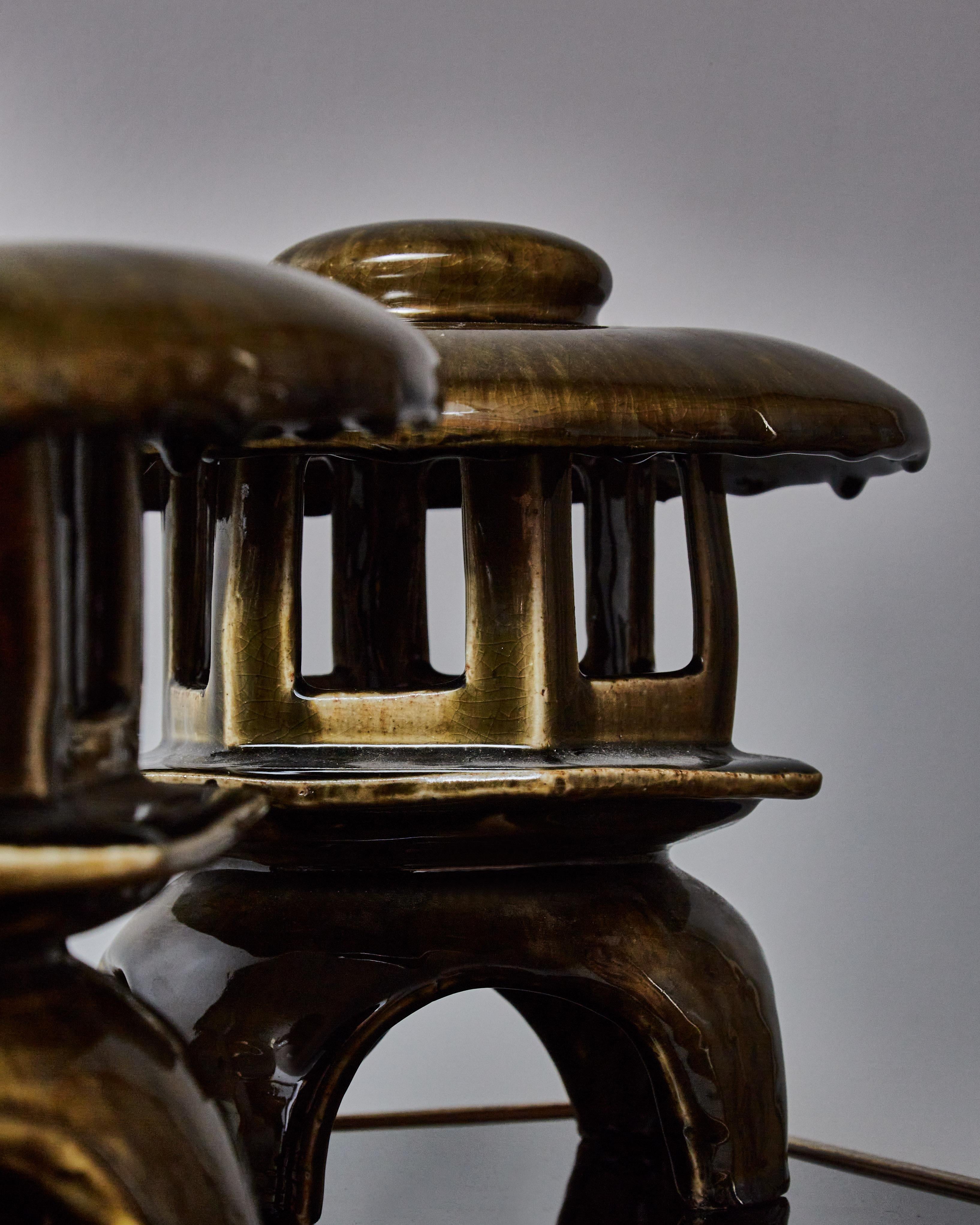 Paar kleine glasierte Pagoden-Tischlampen aus Keramik (Moderne der Mitte des Jahrhunderts) im Angebot
