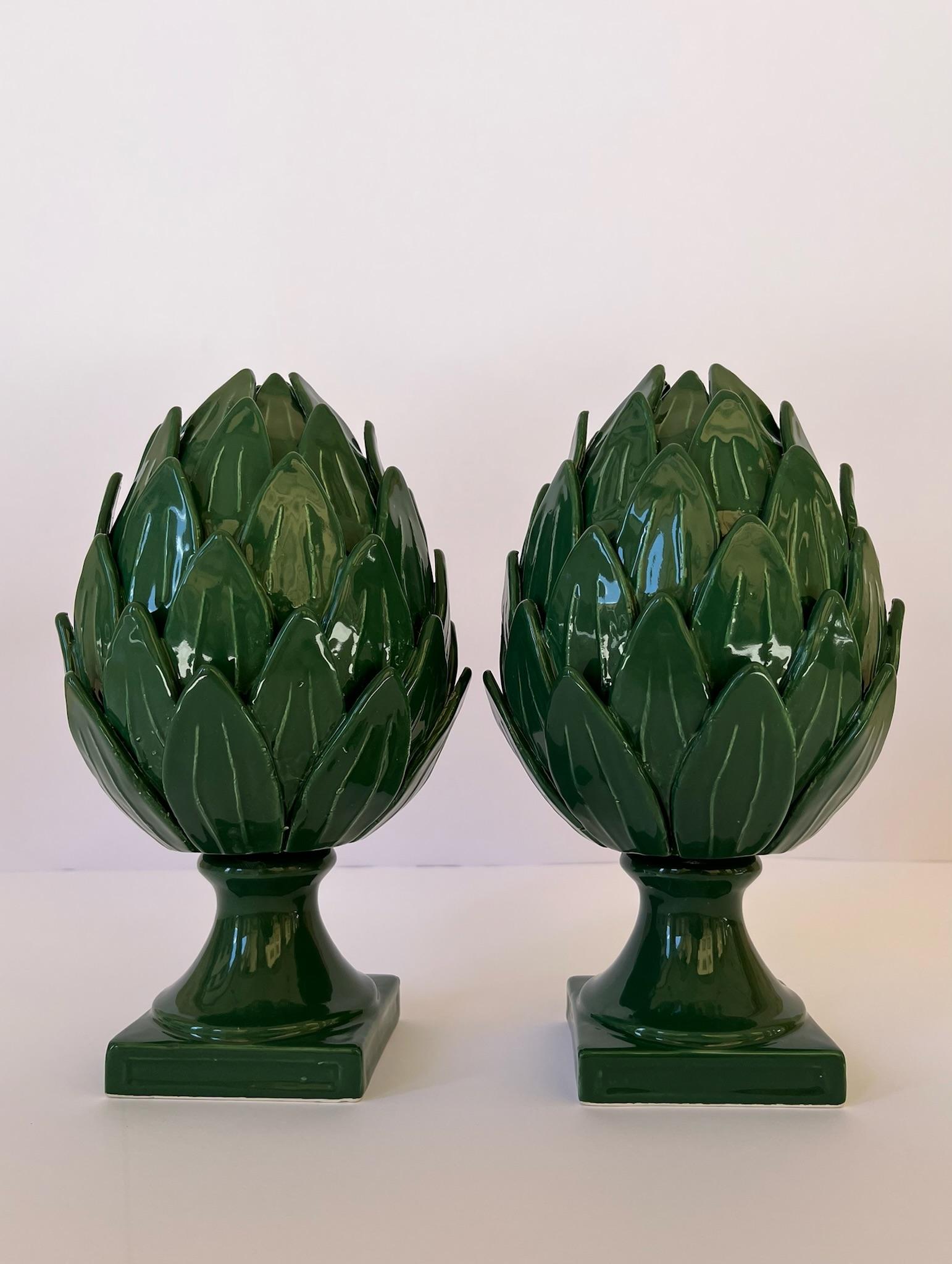 Très rare paire d'artichauts en céramique Vecchia Este, de couleur verte.
Ces pièces ont été réalisées au XXIe siècle en céramique dans une petite ville proche de la région de Padoue.

Ces artichauts demandent un travail énorme car chaque pièce est