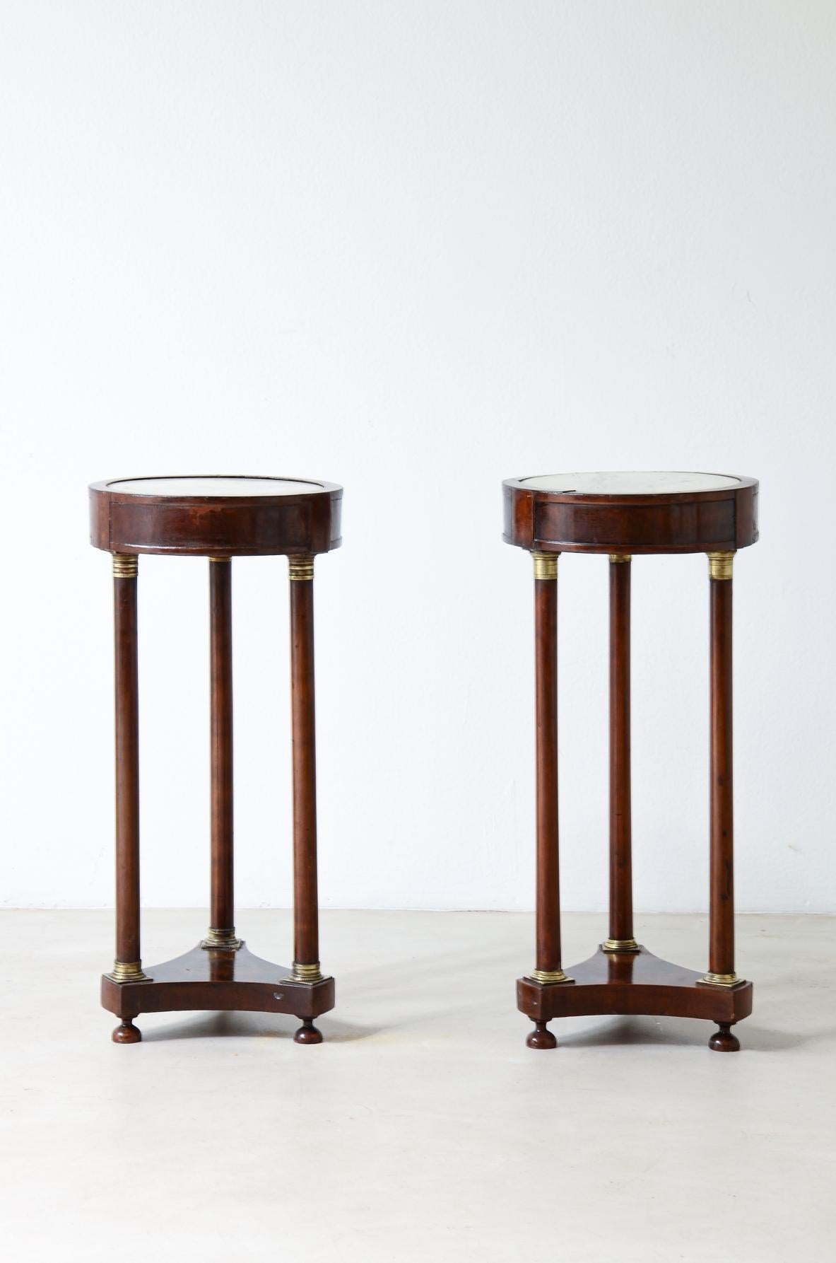 pair of small Gueridon with three columns and drum top with inset marble In Excellent Condition For Sale In Milano, IT