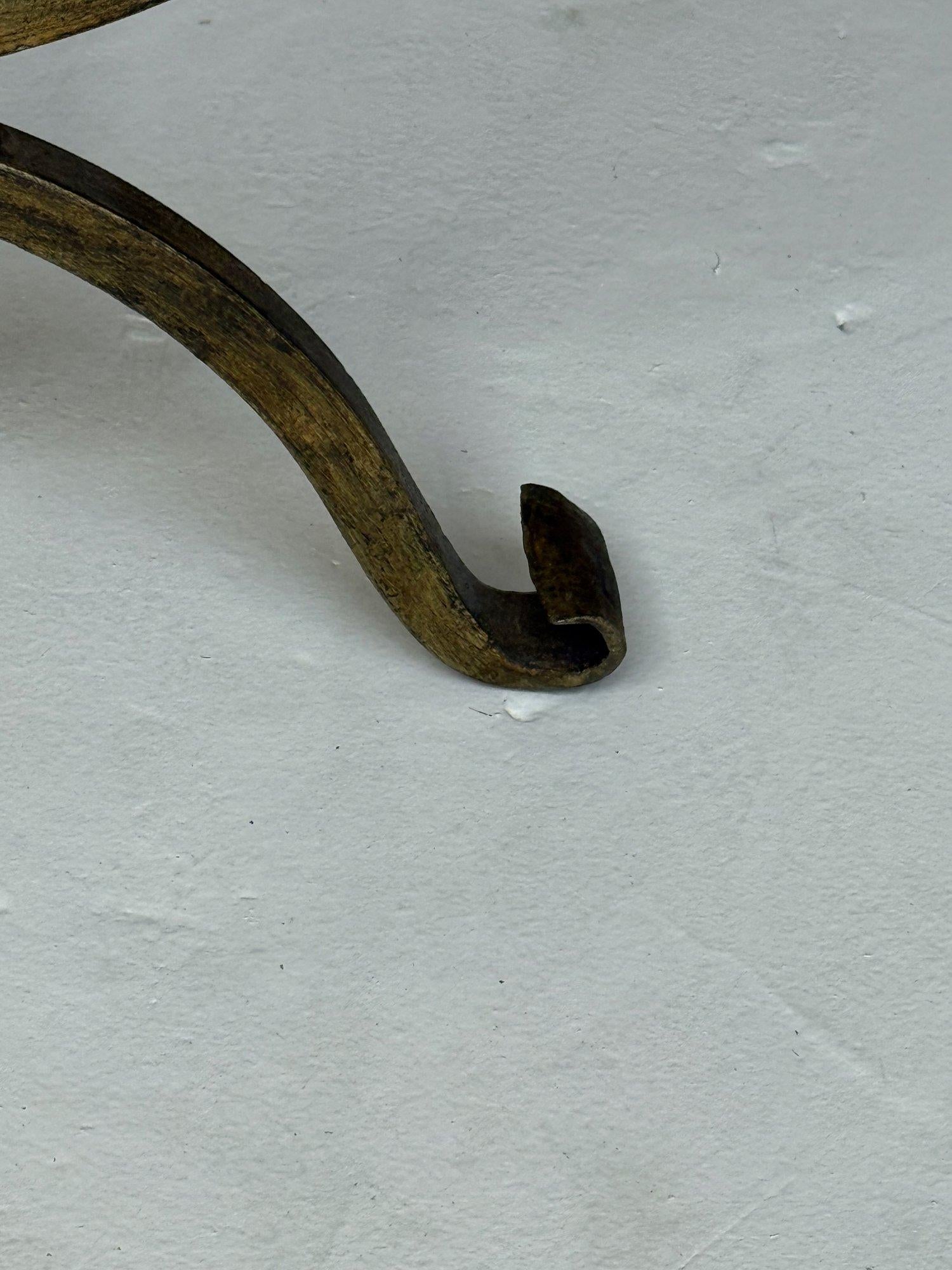 Coppia di piccole panche in ferro dorato spagnolo forgiato a mano in mussola in vendita 5