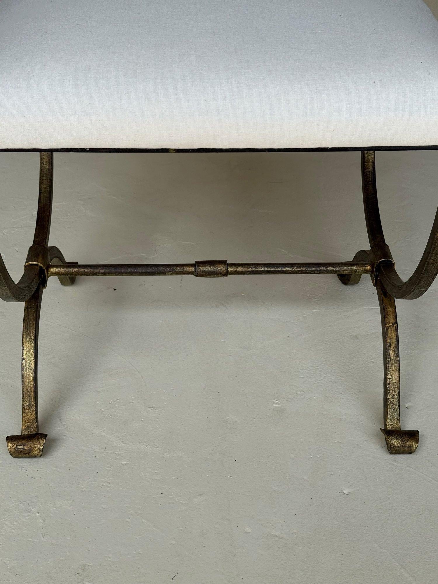 Coppia di piccole panche in ferro dorato spagnolo forgiato a mano in mussola in vendita 6