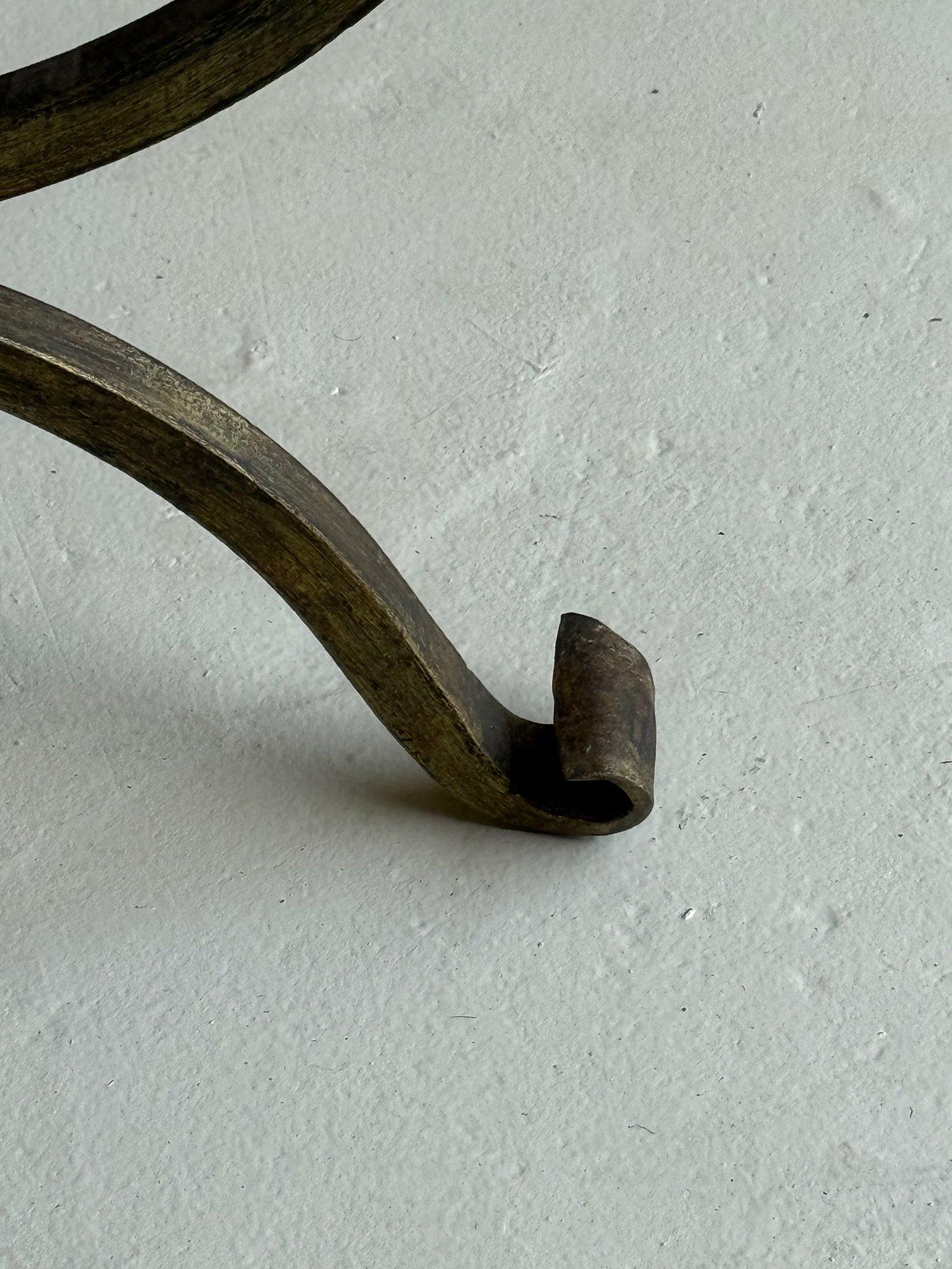 Coppia di piccole panche in ferro dorato spagnolo forgiato a mano in mussola in vendita 8