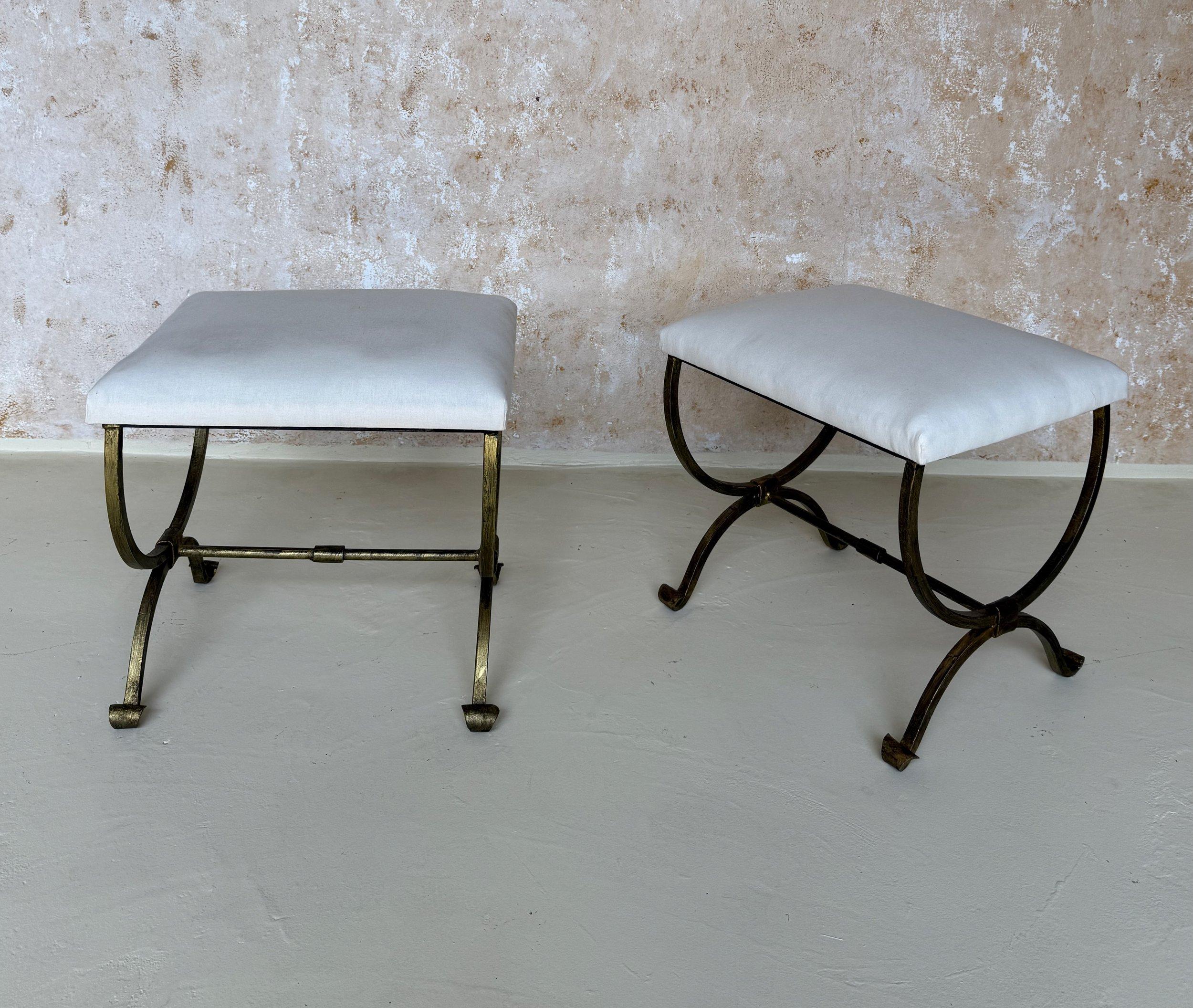 Queste bellissime panche spagnole in ferro dorato sono state realizzate di recente da abili artigiani europei e sono caratterizzate da gambe graziosamente ricurve con piedini a voluta e da barelle con dettagli decorativi a fascia centrale. Le basi
